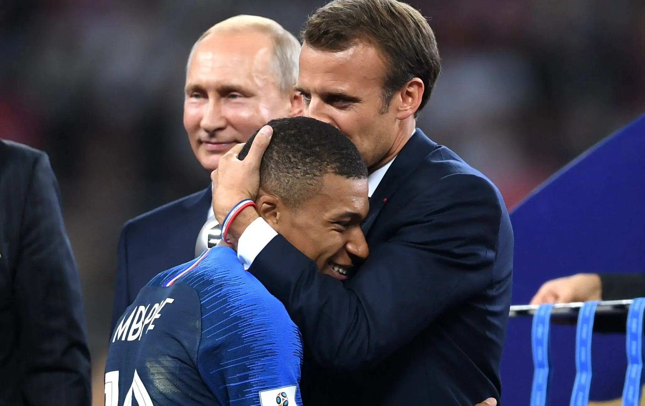 Emmanuel Macron y Kylian Mbappe tras la Final del Mundial de Rusia 2018. Getty Images.