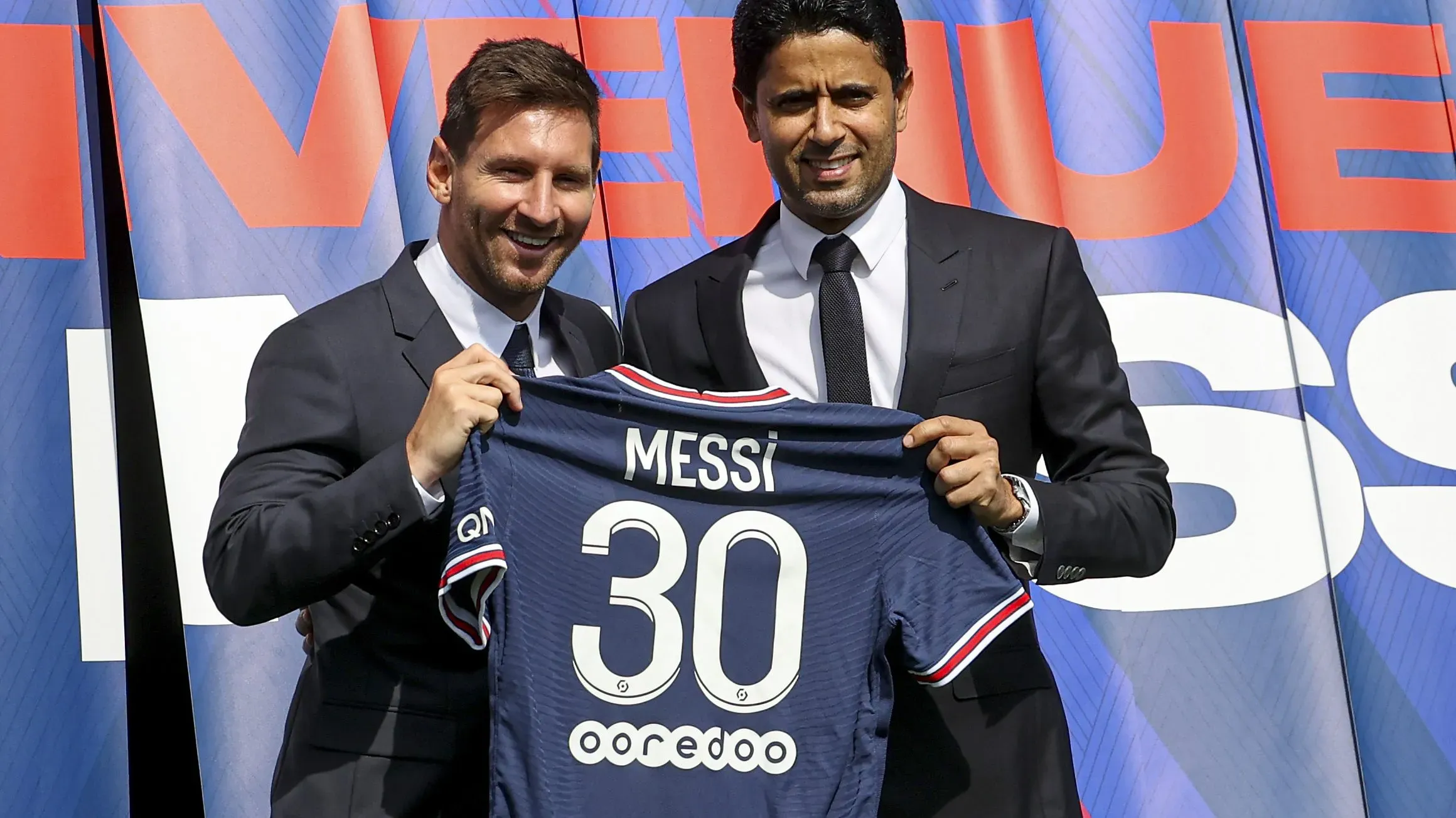 Nasser Al Khelaifi posando en la presentación de Lionel Messi en el PSG. Getty Images.