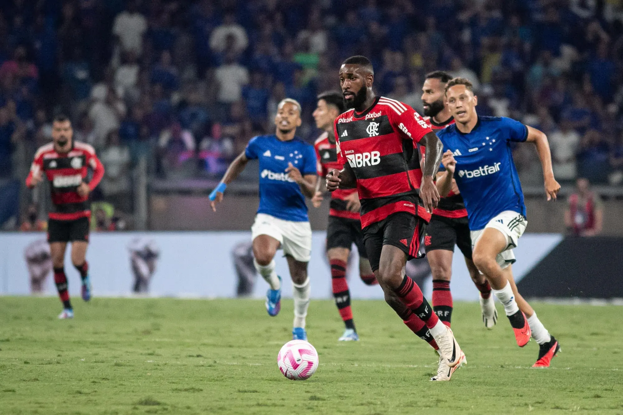 Gerson jogador do Flamengo durante partida contra o Cruzeiro no estadio Mineirao pelo campeonato Brasileiro A 2023. Foto: Fernando Moreno/AGIF