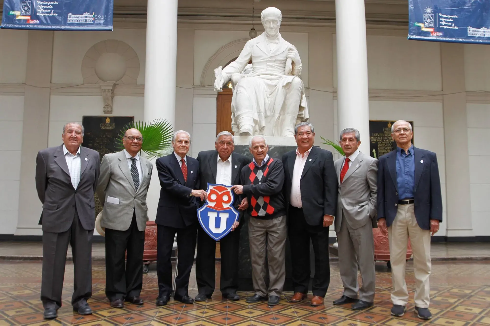 Desde la casa de estudios de Universidad de Chile ponen tranquilidad para los hinchas por el vínculo, escudos y emblemas de la U tras explotar el escándalo de Clark en Azul Azul.