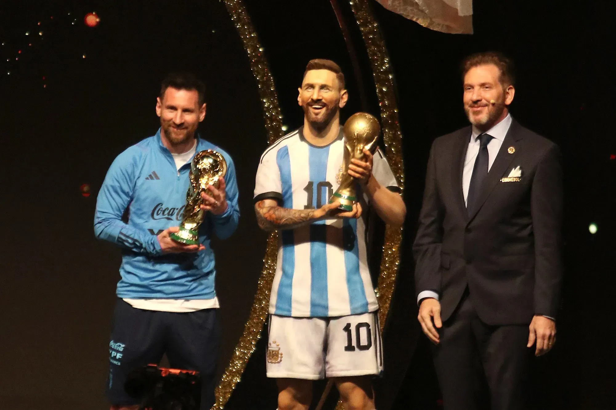 Lionel Messi e Alejandro Dominguez. (Photo by Christian Alvarenga/Getty Images)