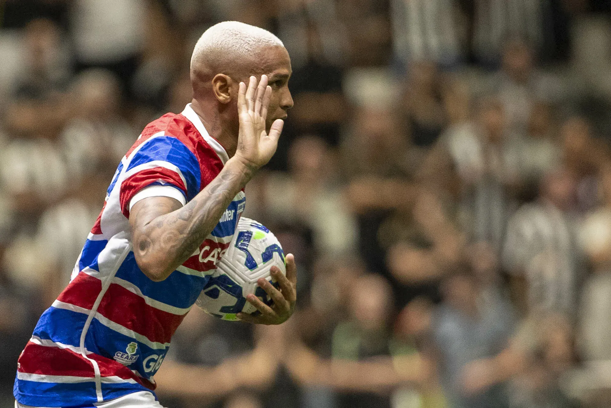 Deyverson não comemorou seus gols contra o Galo. Foto: Fernando Moreno/AGIF