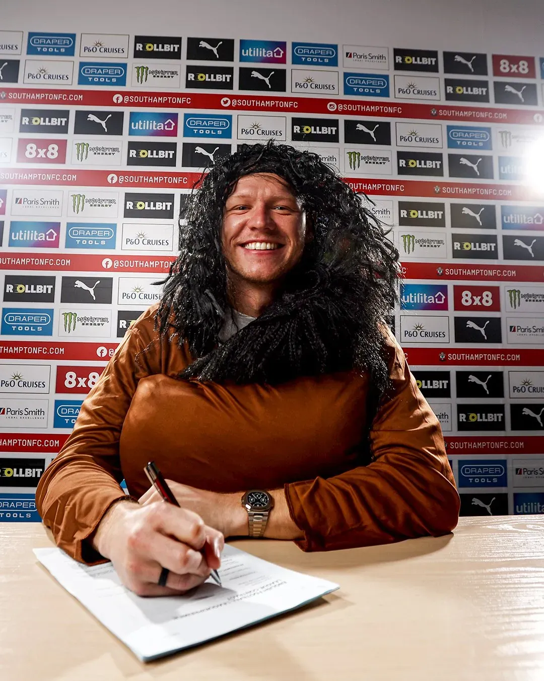 Ramsdale firmó con Southampton disfrazado de Hagrid