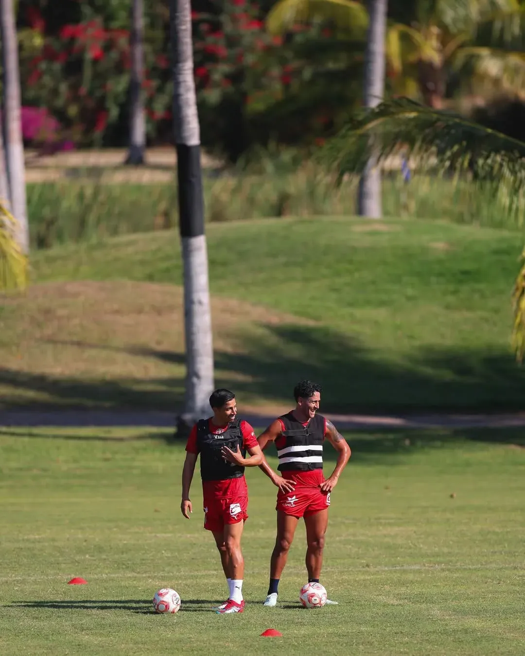 Ángel Sepúlveda y Luis Romo en el entrenamiento de Chivas (IG Chivas)