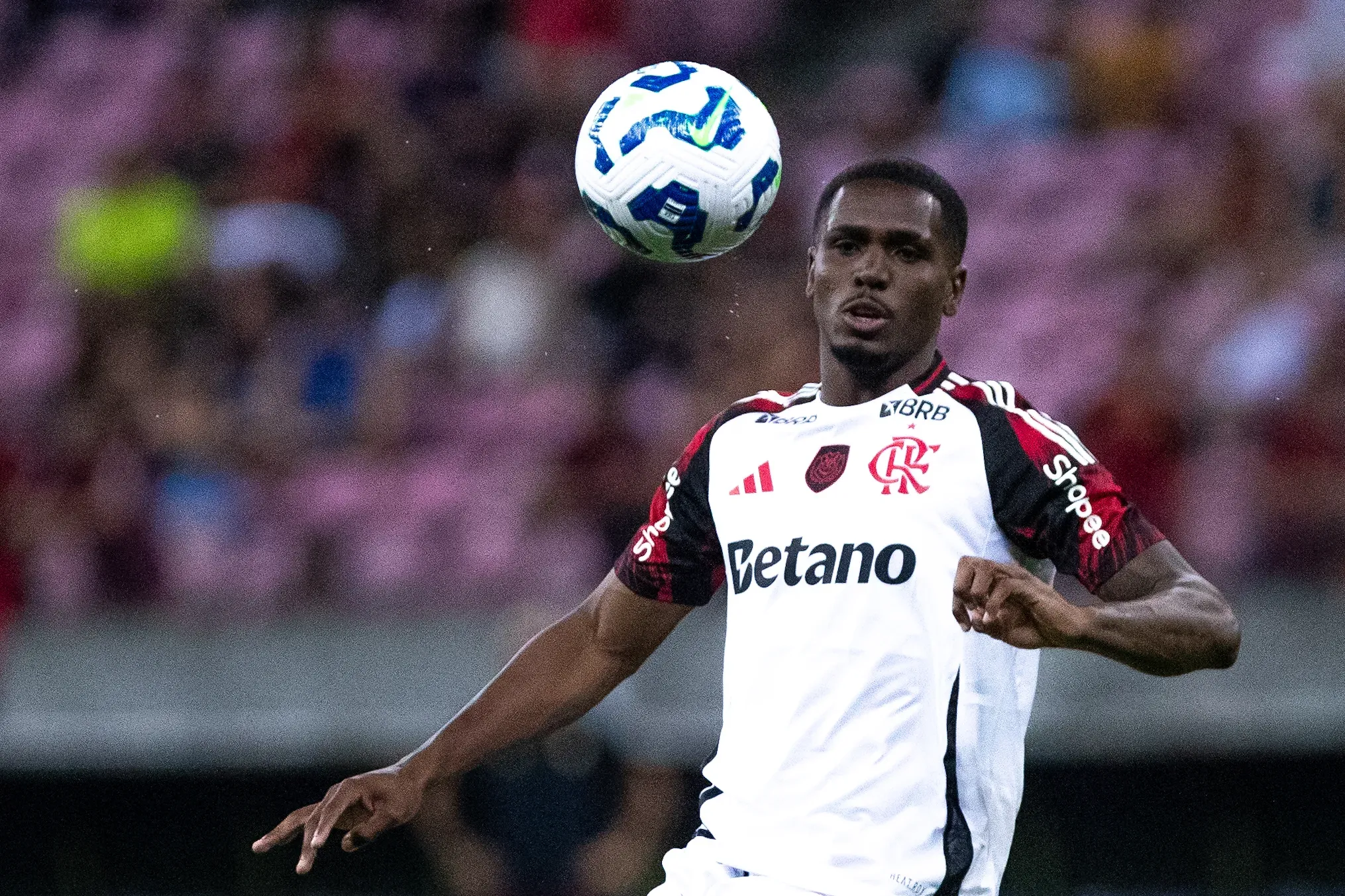 Evertton Araujo, jogador do Flamengo, durante partida contra o Sport no estadio Arena Pernambuco pelo campeonato Brasileiro A 2025. Foto: Rafael Vieira/AGIF