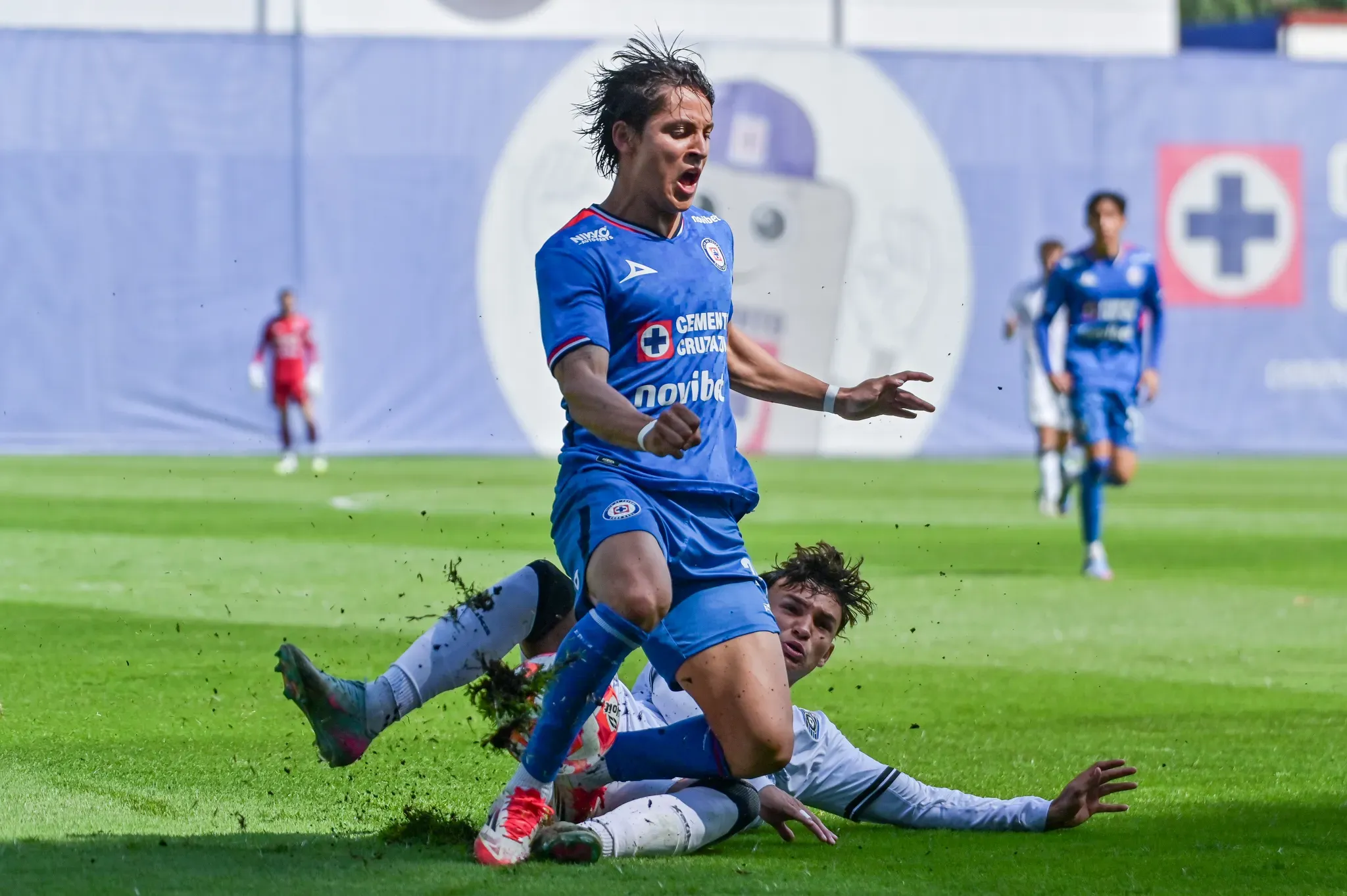 Fernando Sámano en un partido con las categorías inferiores de Cruz Azul (Imago 7)