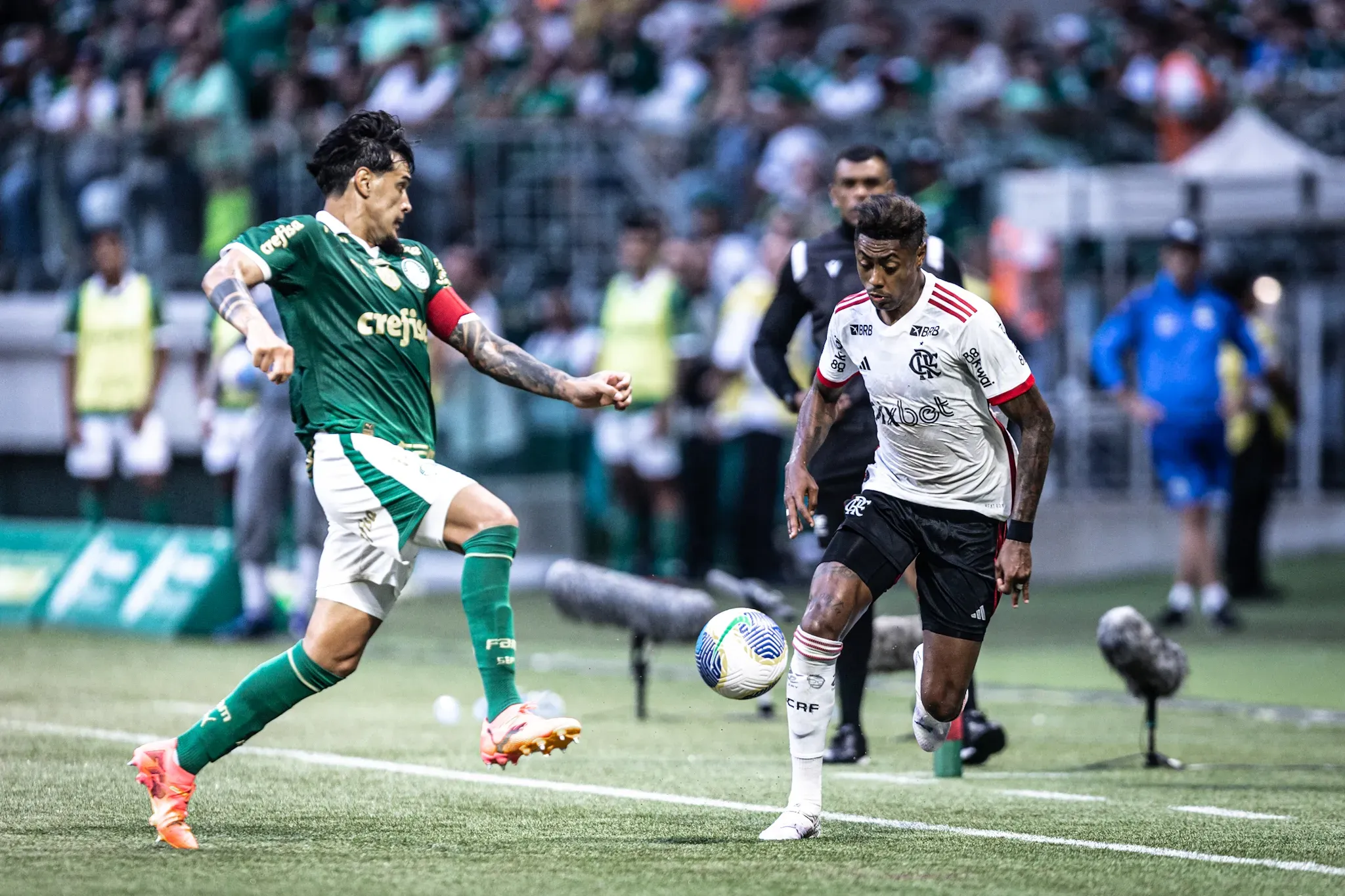 Gustavo Gomez jogador do Palmeiras disputa lance com Bruno Henrique jogador do Flamengo durante partida no estadio Arena Allianz Parque pelo campeonato Brasileiro A 2024. Foto: Leonardo Lima/AGIF