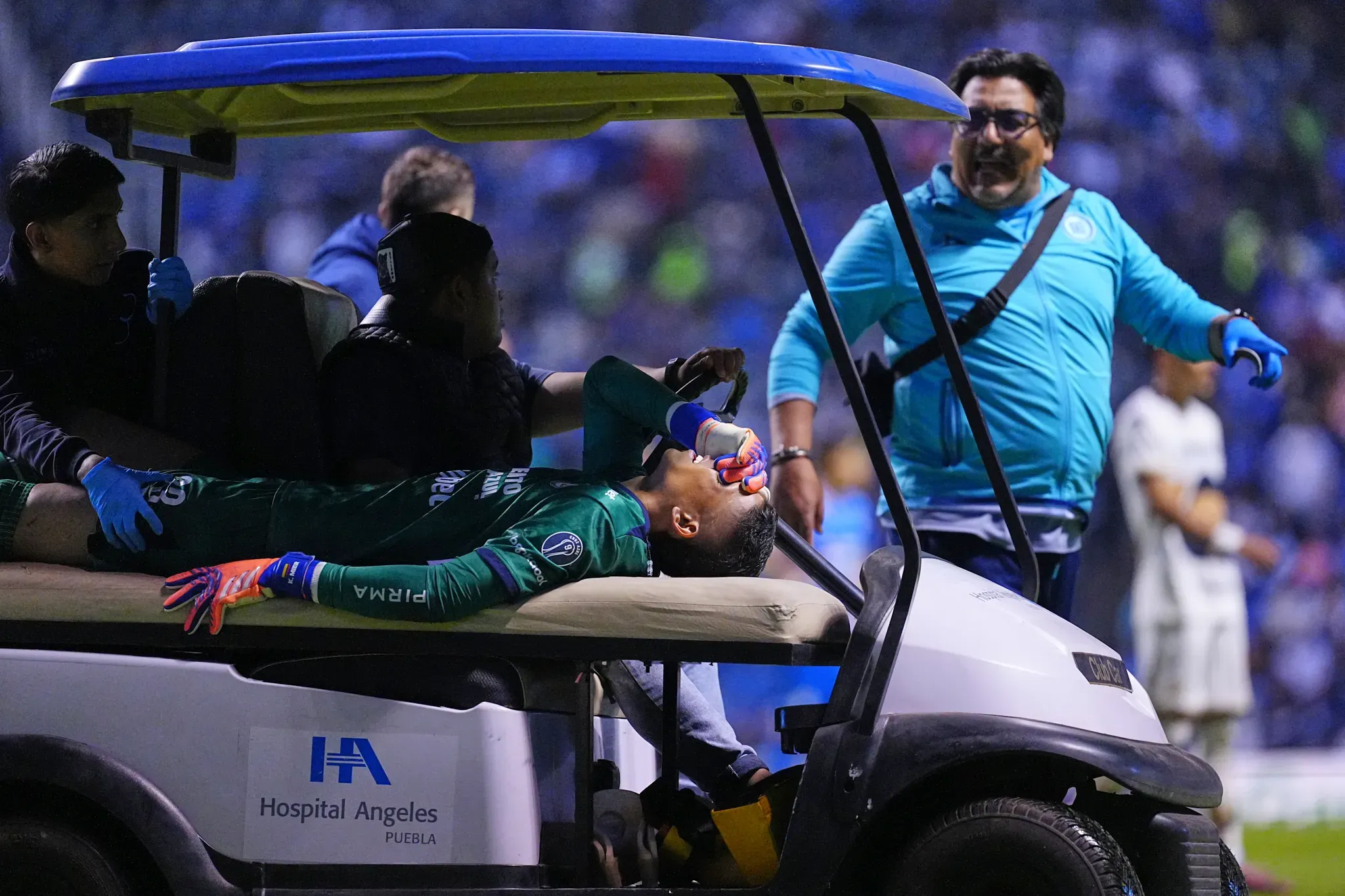 La reacción de René Higuita a la impactante lesión de Kevin Mier (Imago 7)