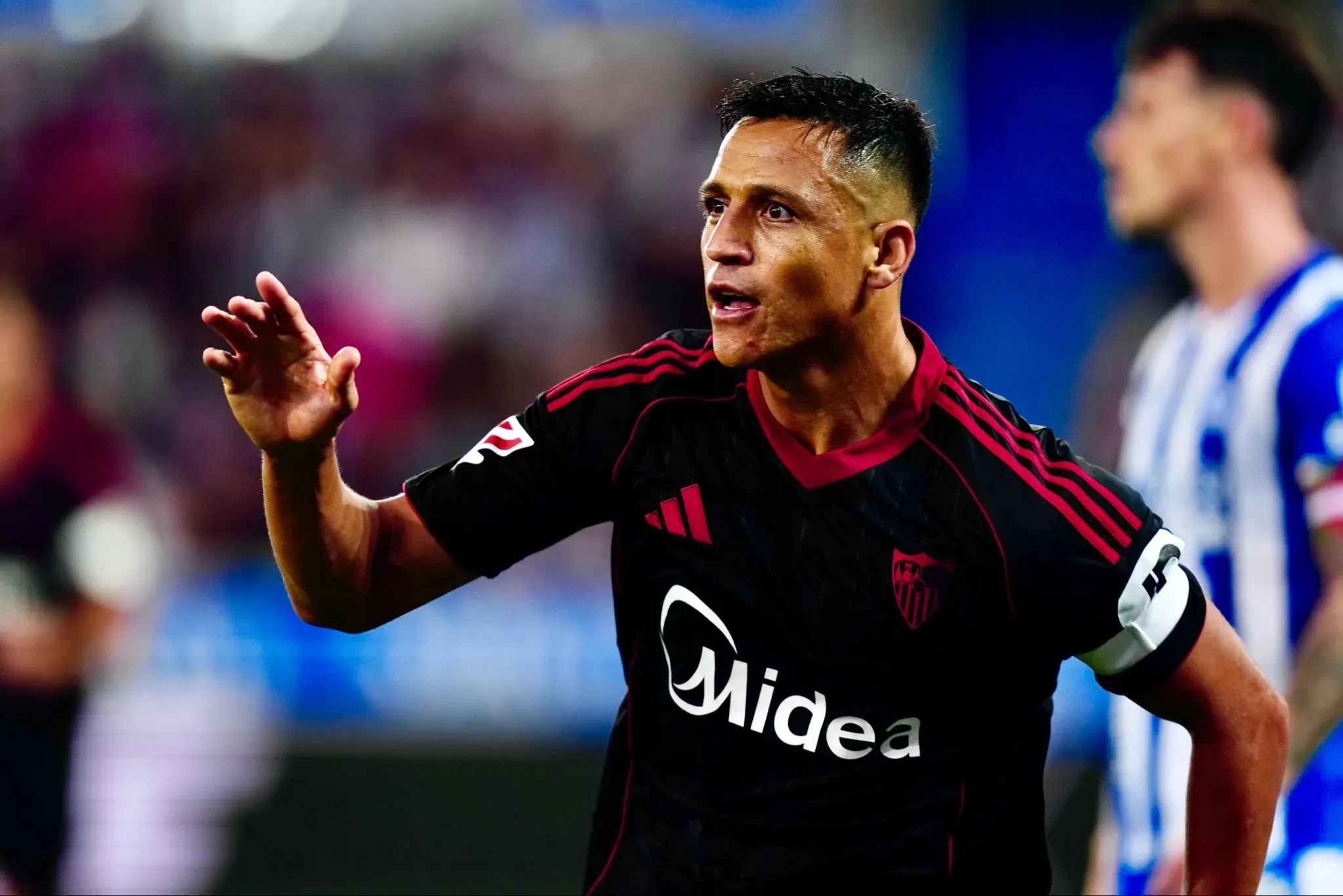 Alexis celebrando un gol en Sevilla
