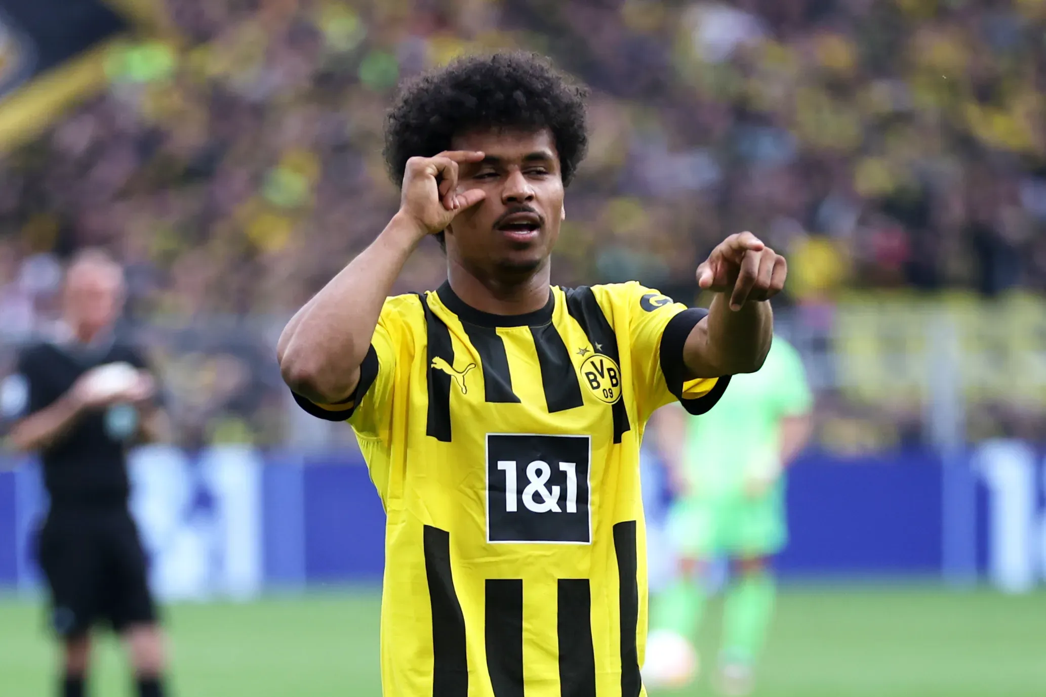 Adeyemi celebrando um gol com a camisa aurinegra do Borussia Dortmund (Photo by Lars Baron/Getty Images)
