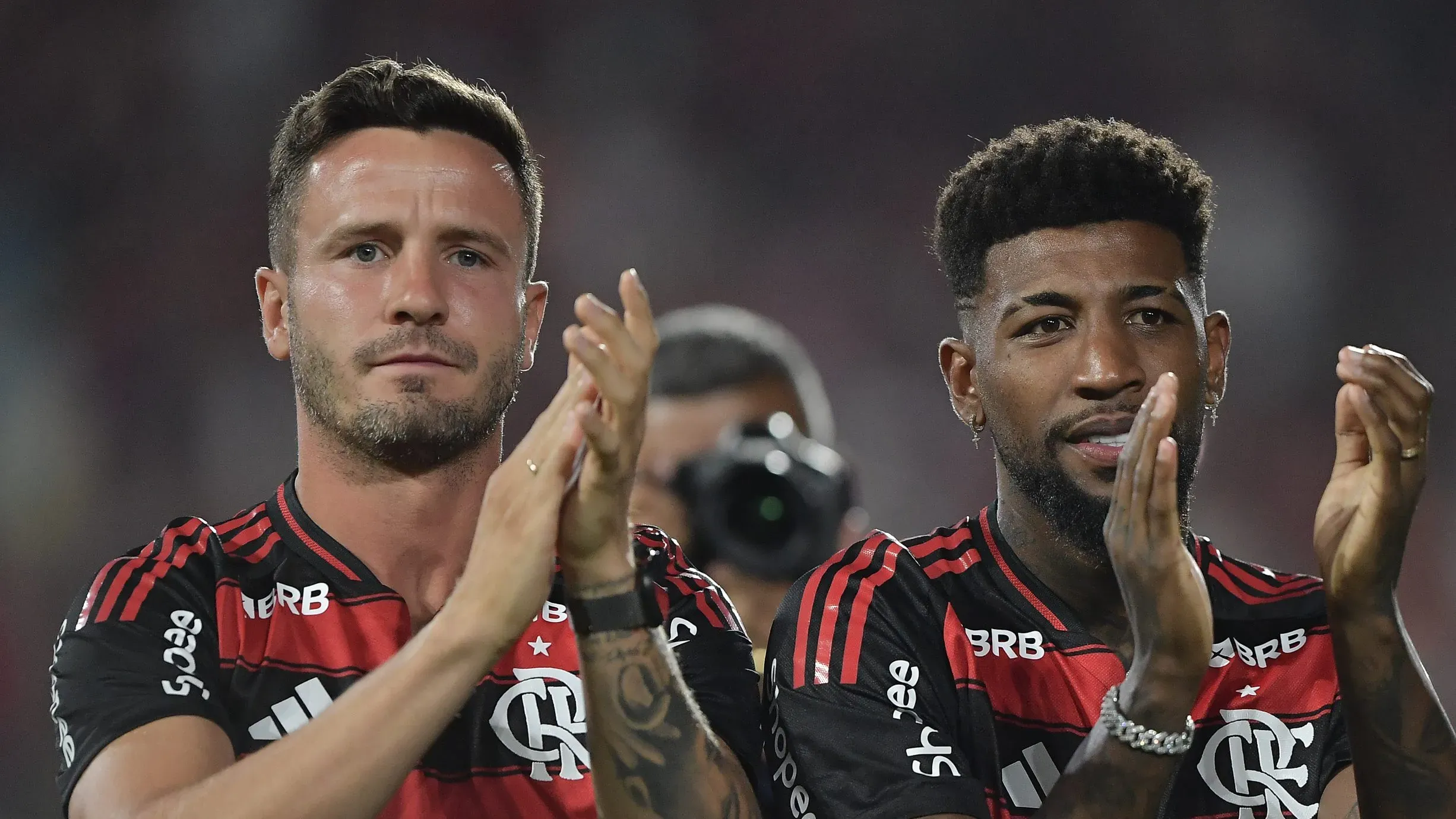 . Foto: Thiago Ribeiro/AGIF – Emerson Royal tem futuro indefinido no Flamengo.