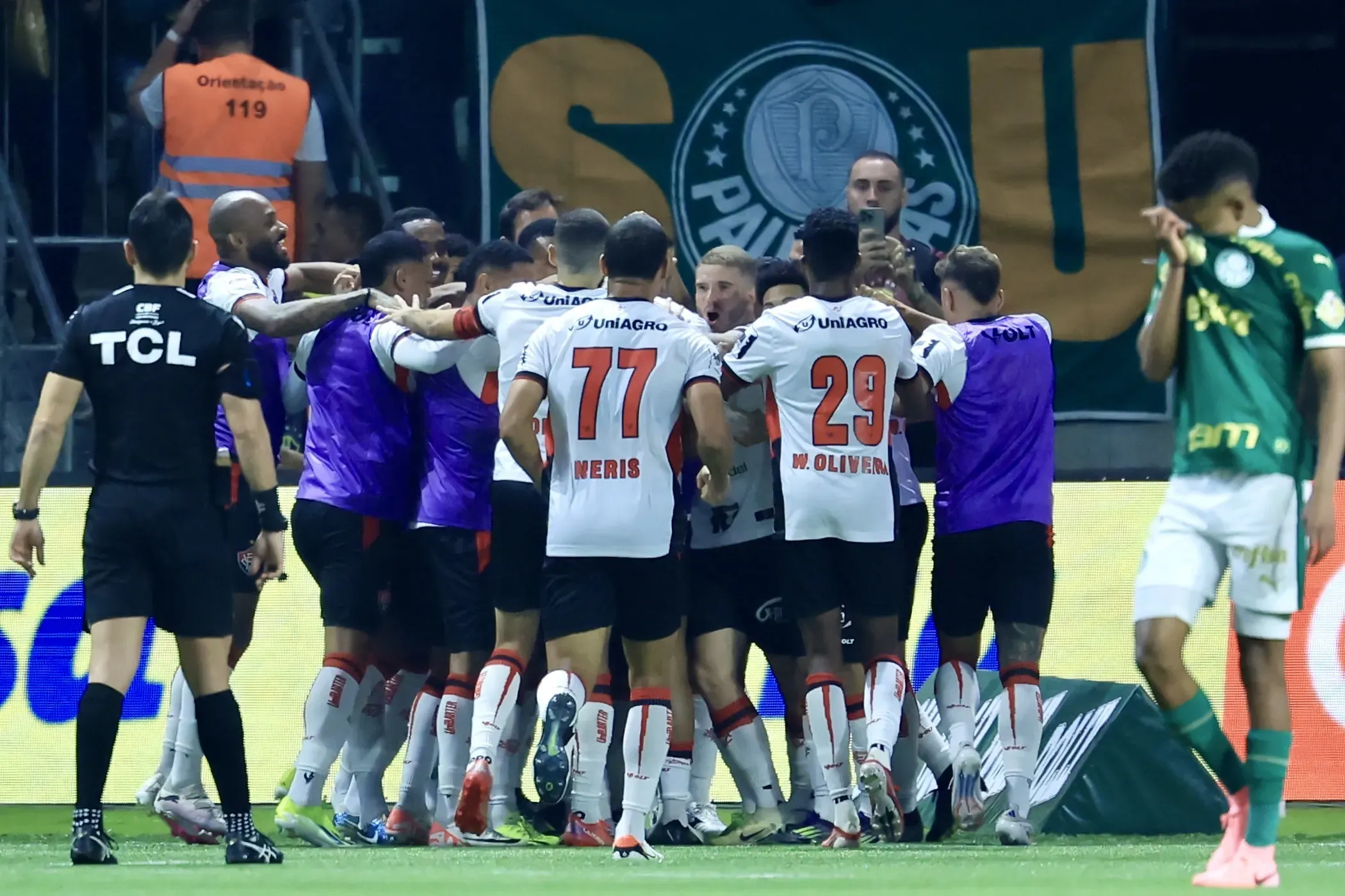 Jogadores do Vitória comemorando gol contra o Palmeiras no triunfo dentro do Allianz Parque. Foto: Marcello Zambrana/AGIF