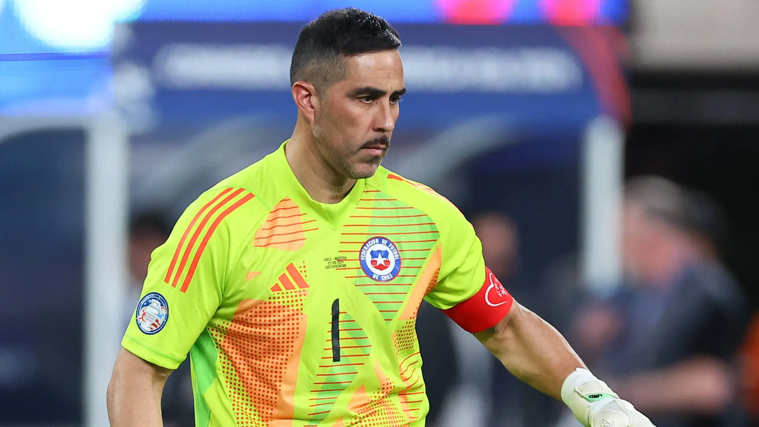 Claudio Bravo fue récord en la última Copa América 2024, la cual disputó con 41 años. (Foto: IMAGO)