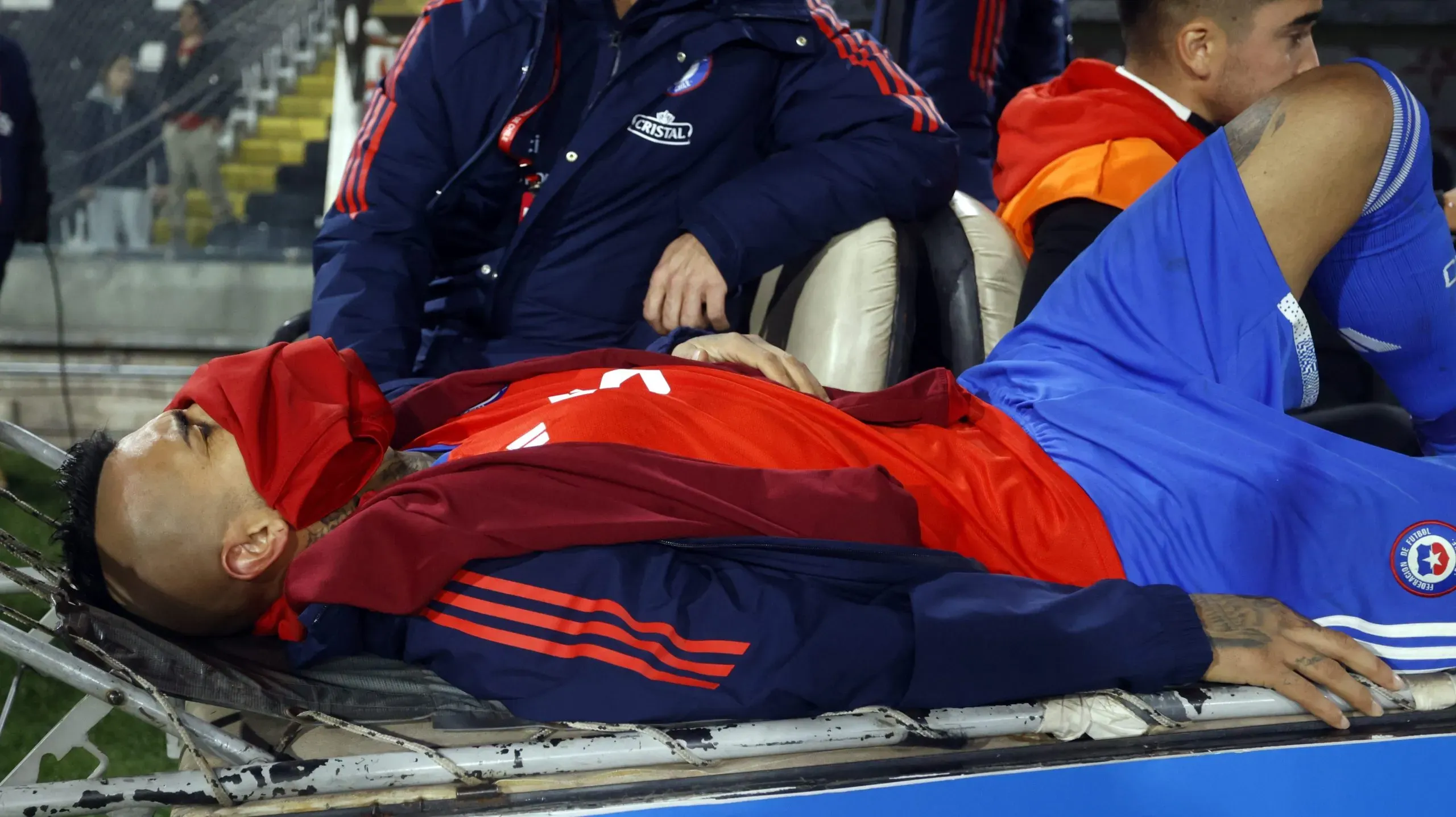 Arturo Vidal salió con dolor, en camilla y encapuchado en el duelo ante Colombia | Photosport