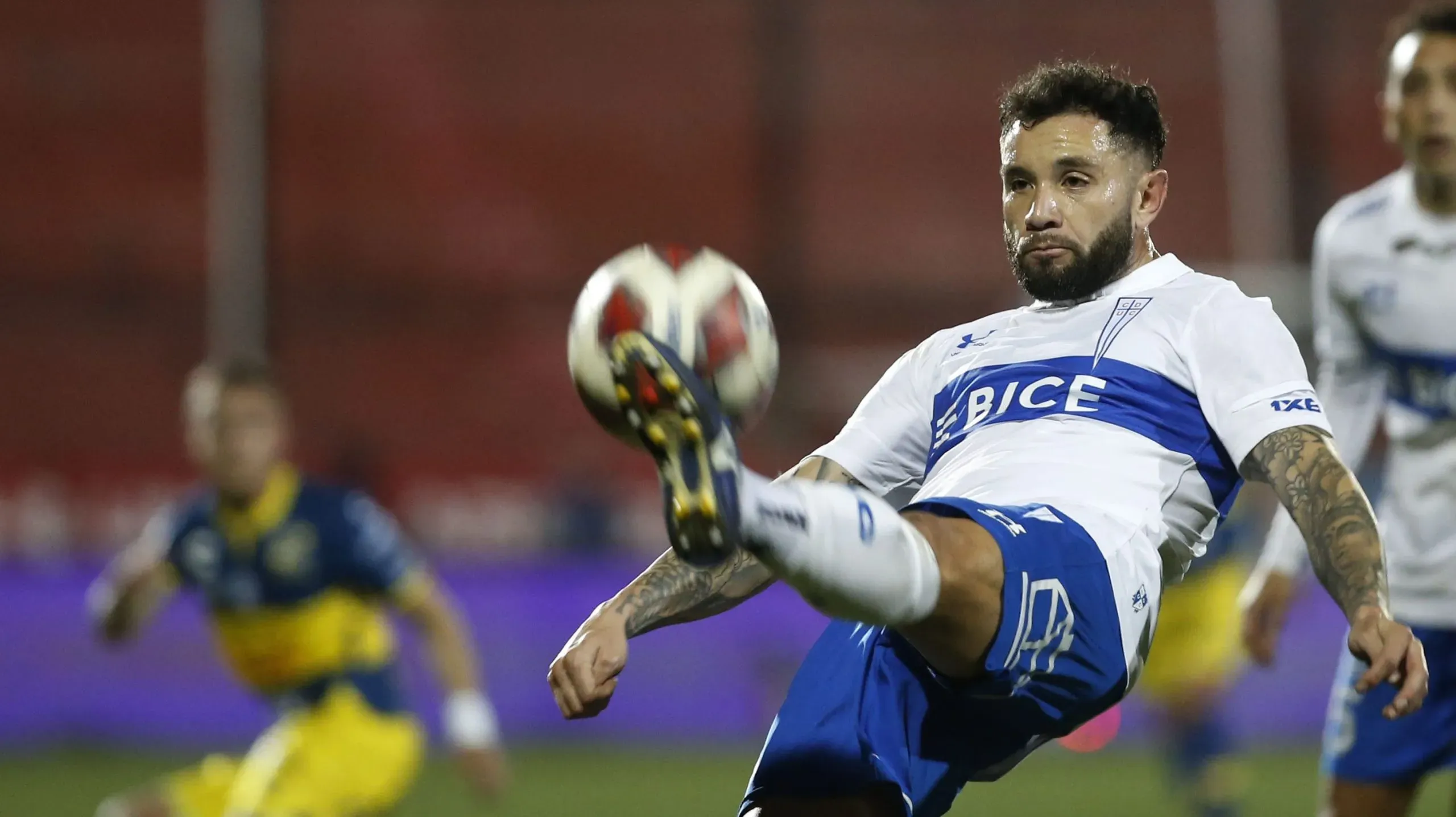 Chueco Mena defendiendo los colores de Católica en 2023 frente a Everton (Photosport)