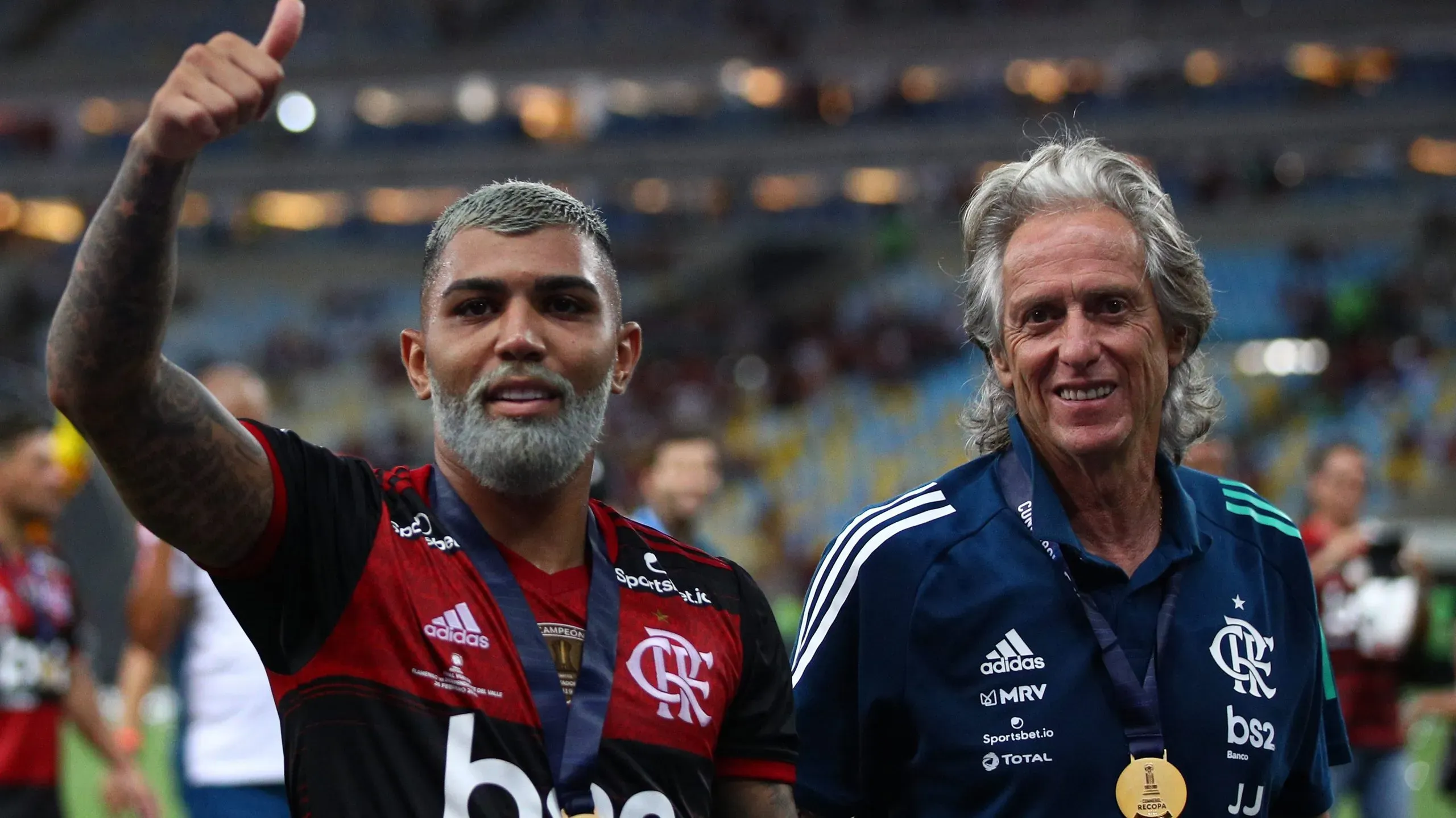 Gabriel Barbosa junto a Jorge Jesus en la celebración en el Maracaná por la obtención de la Recopa Sudamericana. Getty Images.