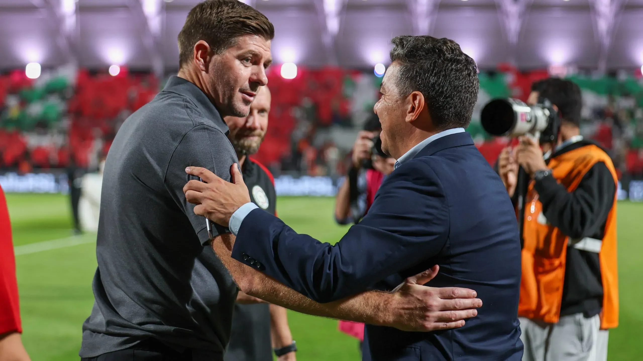 Marcelo Gallardo en el saludo con Steven Gerrard en el partido de su debut en el Al Ittihad vs. Al-Ettifaq.Getty Images.