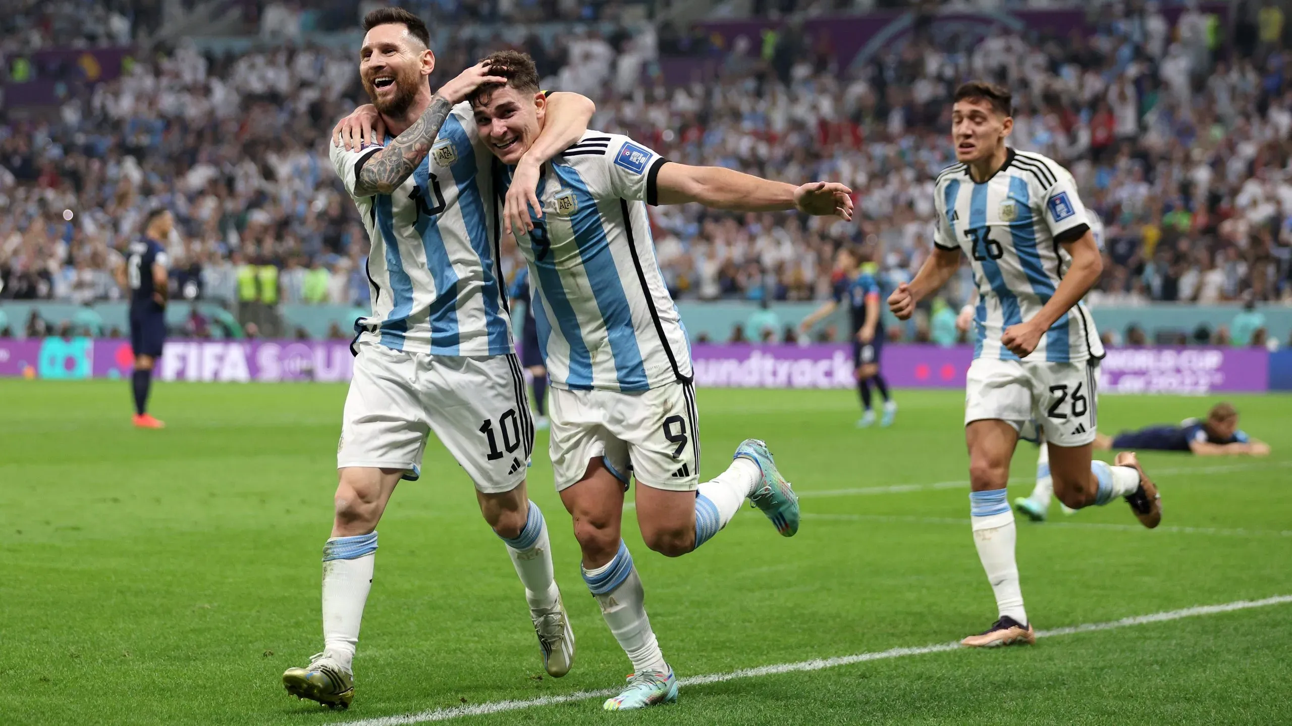 Julián Álvarez junto a Lionel Messi en el Argentina vs. Croacia de Qatar 2022. Getty Images.