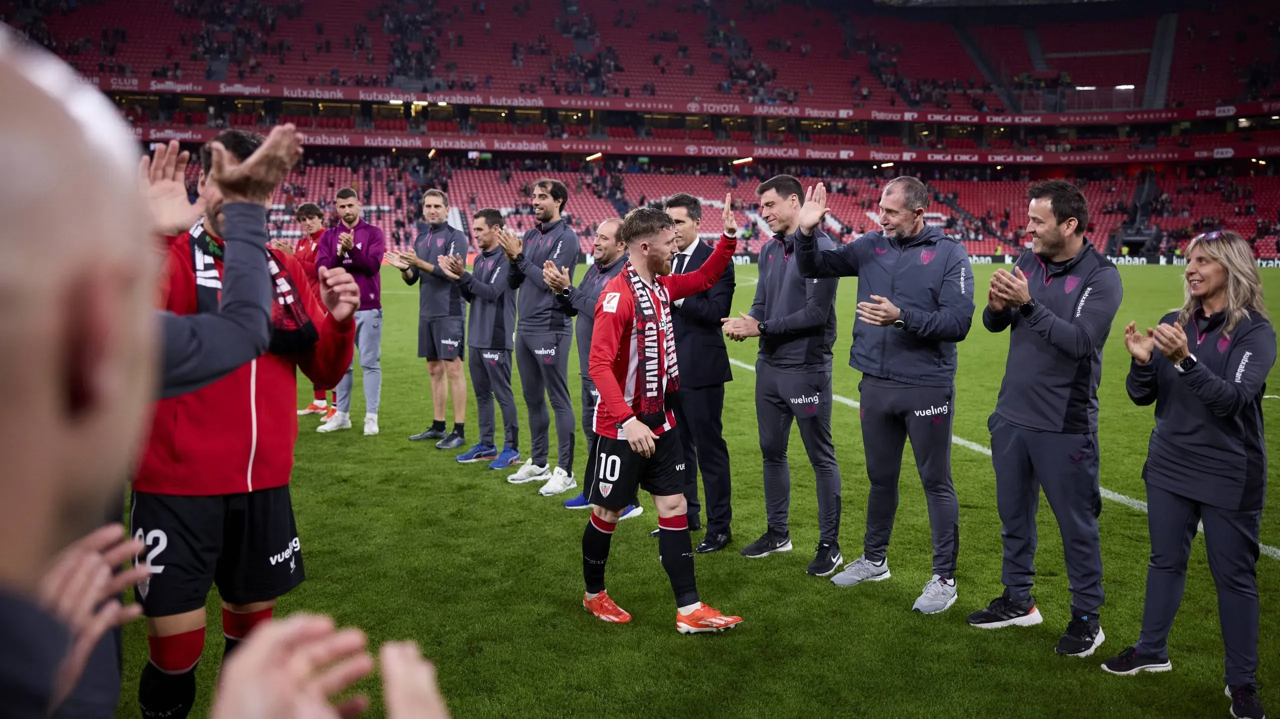 Athletic Club v Sevilla FC – LaLiga EA Sports Iker Muniain of Athletic Club receives a tribute from his teammates after the LaLiga EA Sports match between Athletic Club and Sevilla FC at San Mames on May 19, 2024, in Bilbao, Spain. Bilbao San Mames Basque Country Spain RL_ATHvSEVFC_00201 Copyright: xRicardoxLarreinax