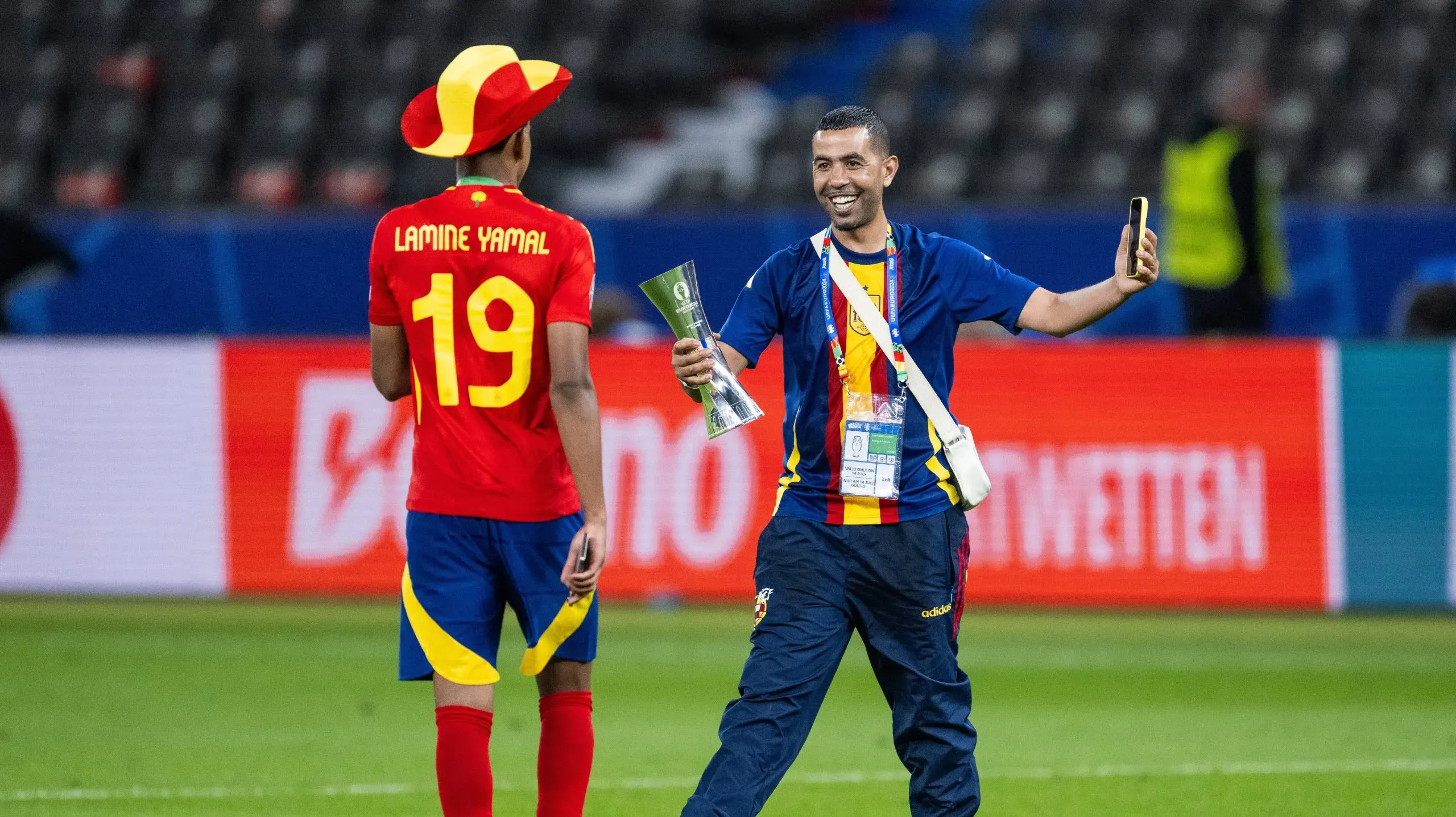 Lamine Yamal y Mounir Nasraoui celebran la obtención de la Eurocopa 2024 con España. (Foto: IMAGO)