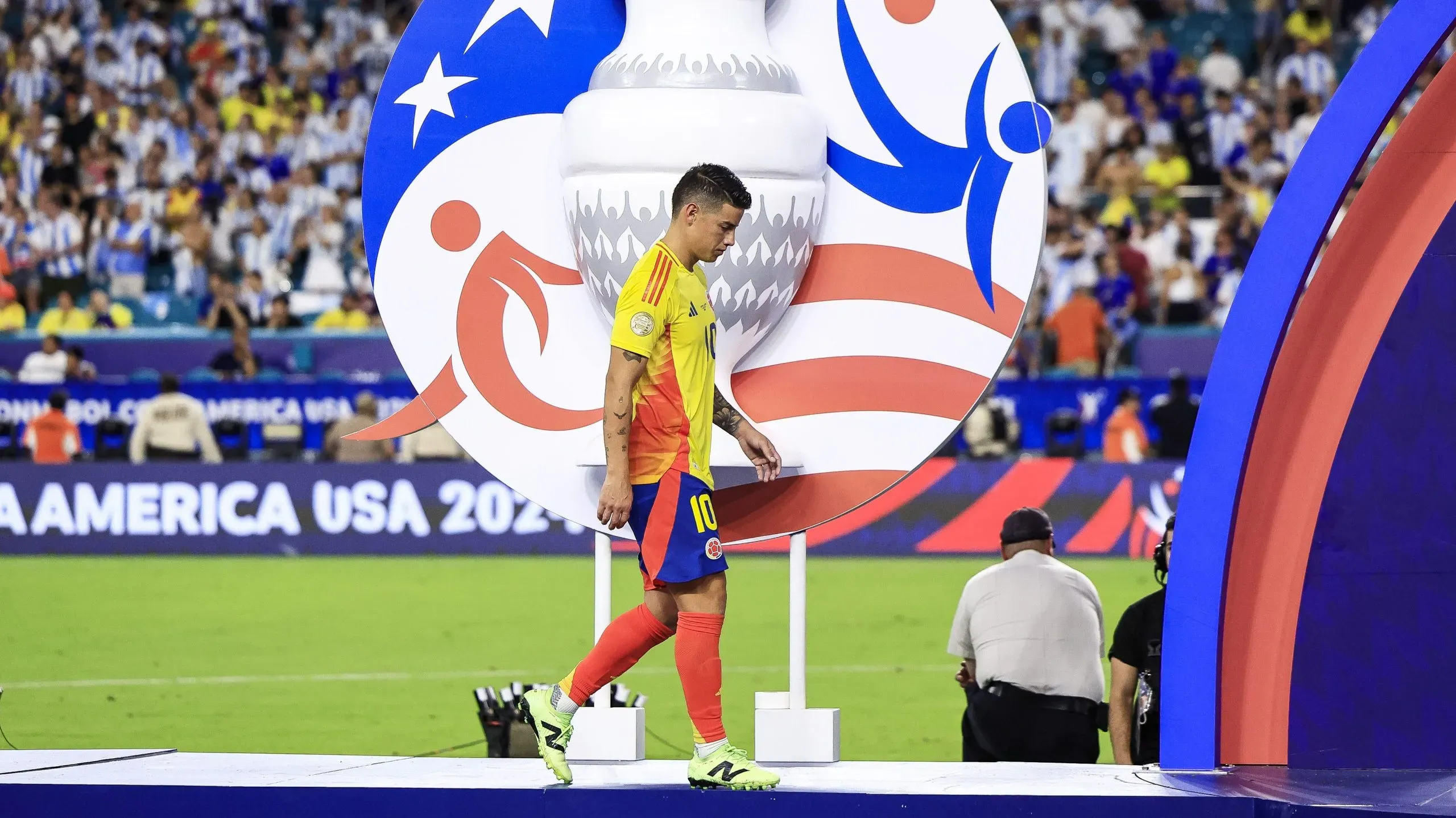 James mientras va a recibir el galardón de MVP de Copa América. (Photo by Buda Mendes/Getty Images)