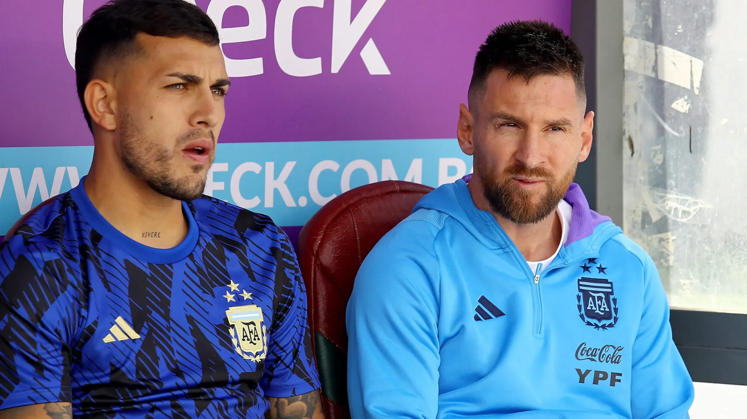 Lionel Messi junto a Leandro Paredes en el banco de suplentes del Estadio Hernando Siles de La Paz. Getty Images.