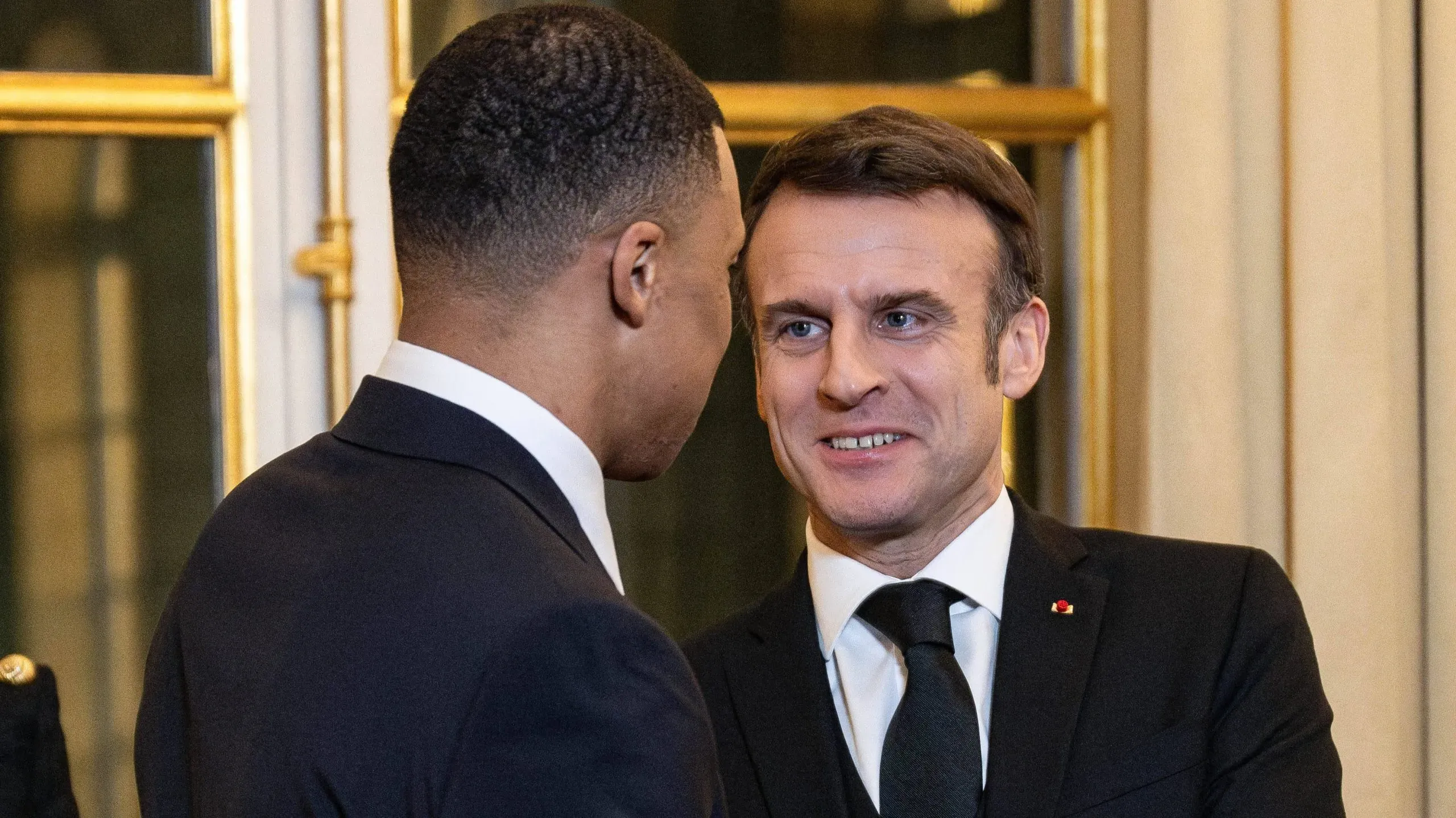 Kylian Mbappé con Emmanuel Macron.