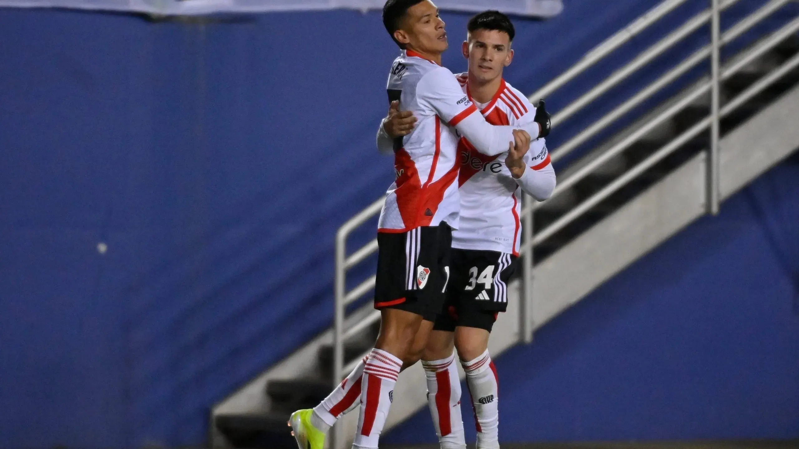 Mastantuono celebra el gol de Herrera. (River Prensa)