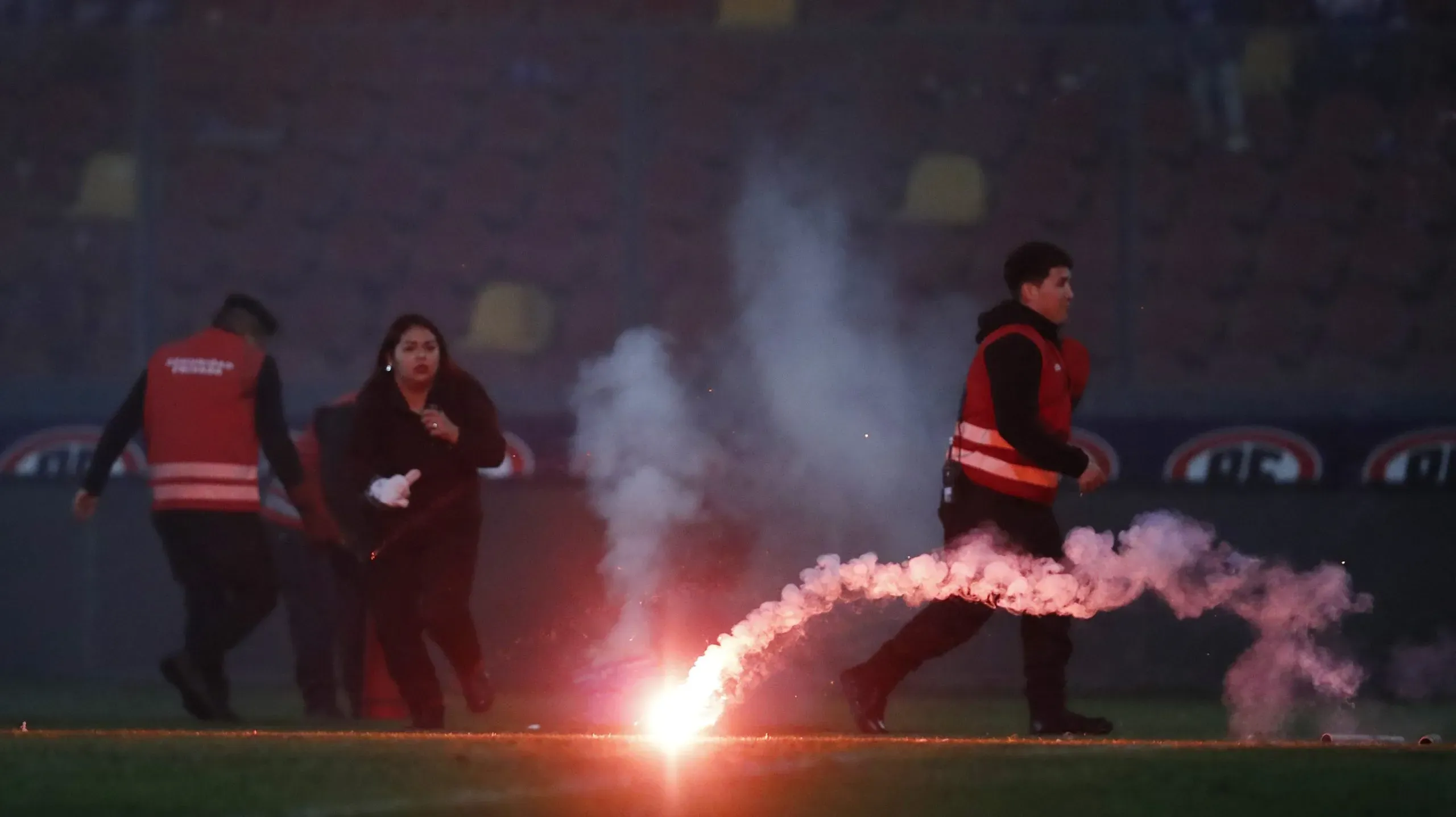 Bengalas cayeron sobre los pastos del Estadio Santa Laura y el duelo entre la Universidad Católica y Ñublense tuvo que ser interrumpido | Fotos: Photosport