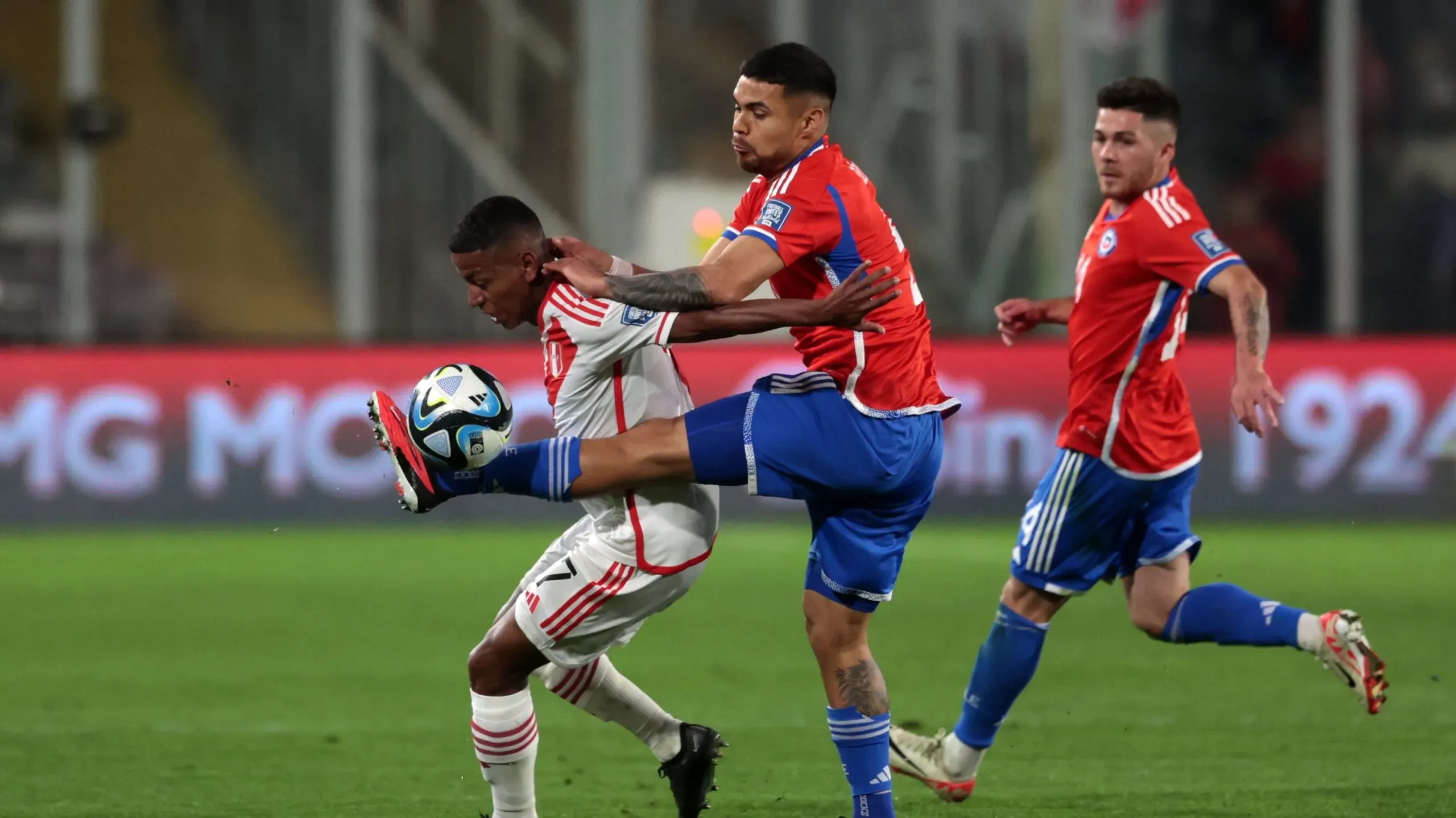 Paulo Díaz tuvo que jugar por la banda ante Perú, una posición que había dejado en el pasado | Photosport