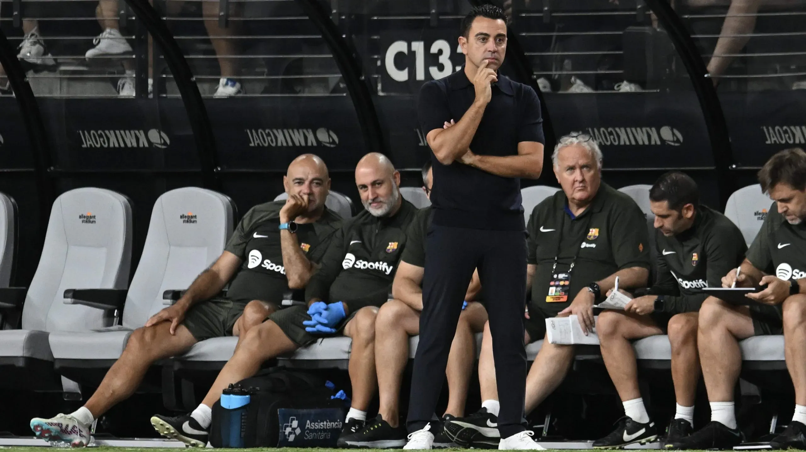 Xavi Hernández dirigiendo junto a sus ayudantes (Getty Images)