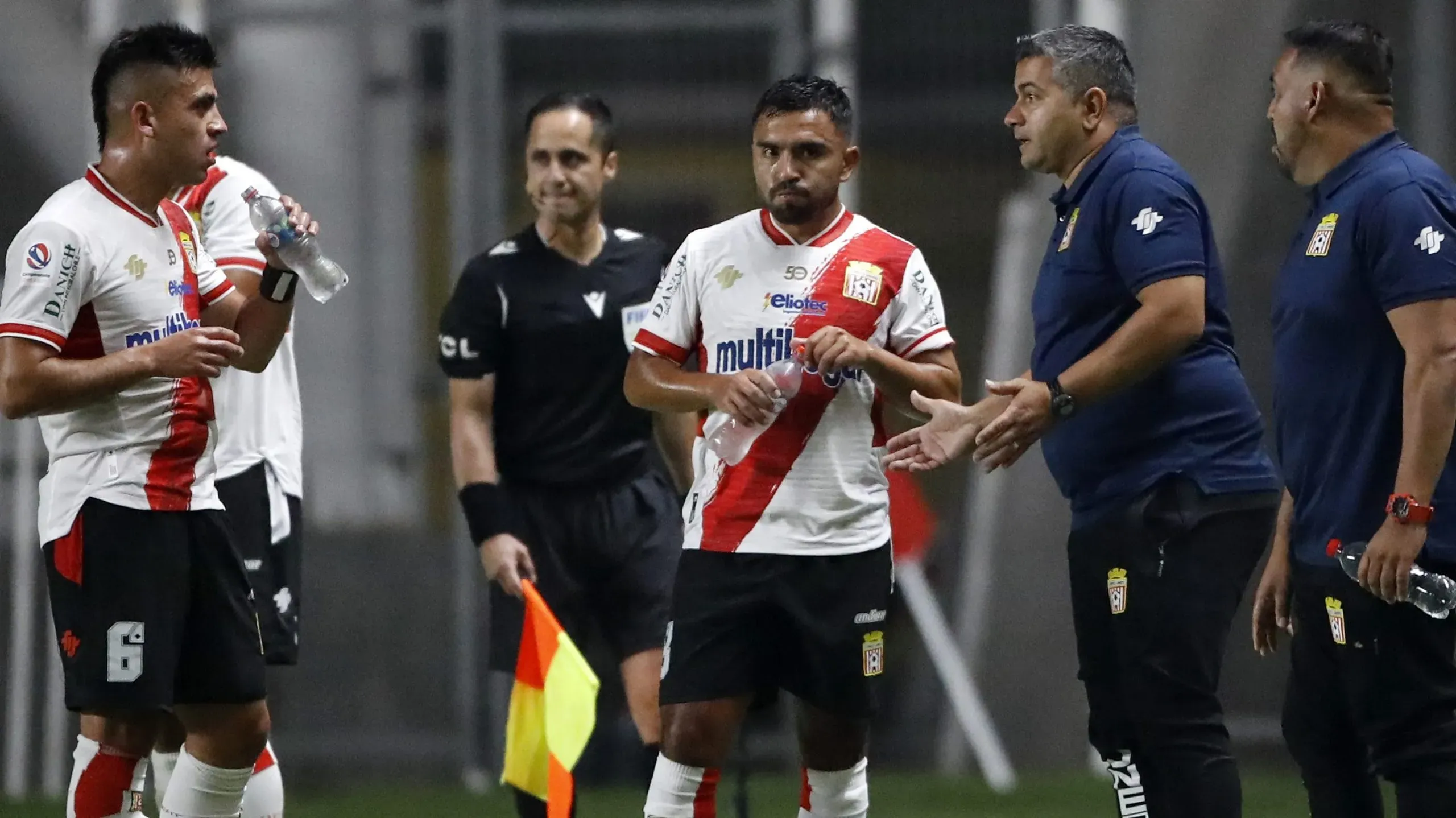 Damián Muñoz dirigiendo a Curicó Unido frente a La Calera en 2023 (Photosport)