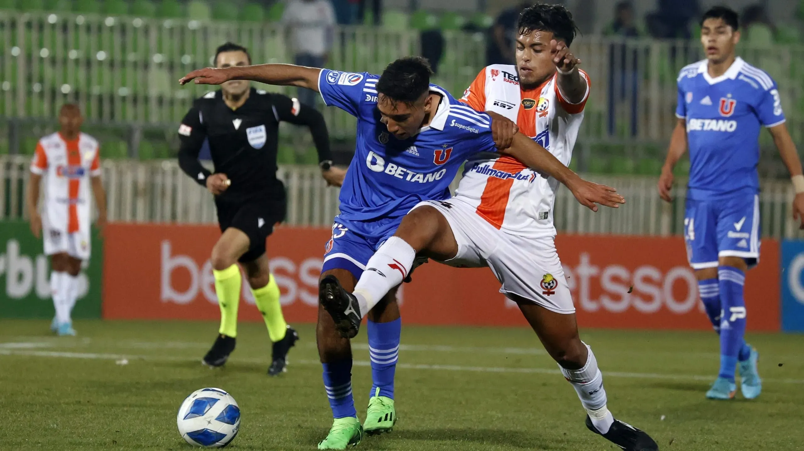 Renato Cordero defendiendo los colores de la U frente a Cobresal en 2022 (Photosport)