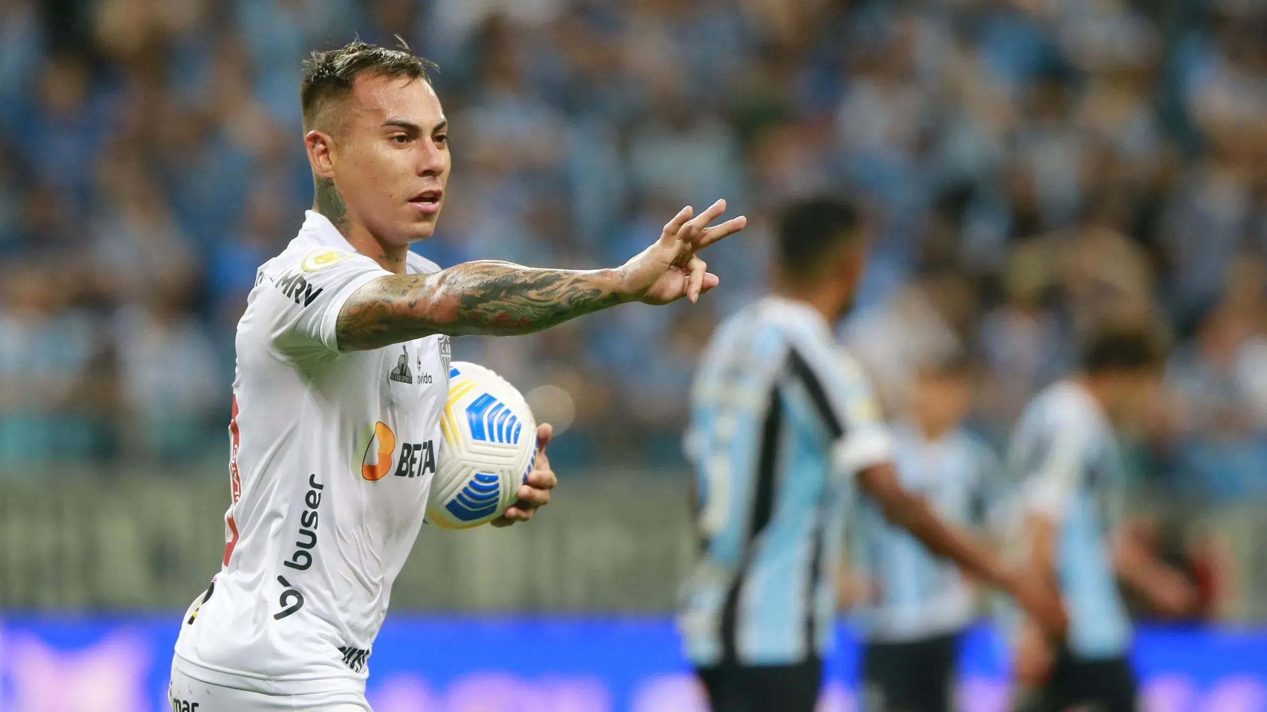 Eduardo Vargas marcandole a Gremio (Getty Images)