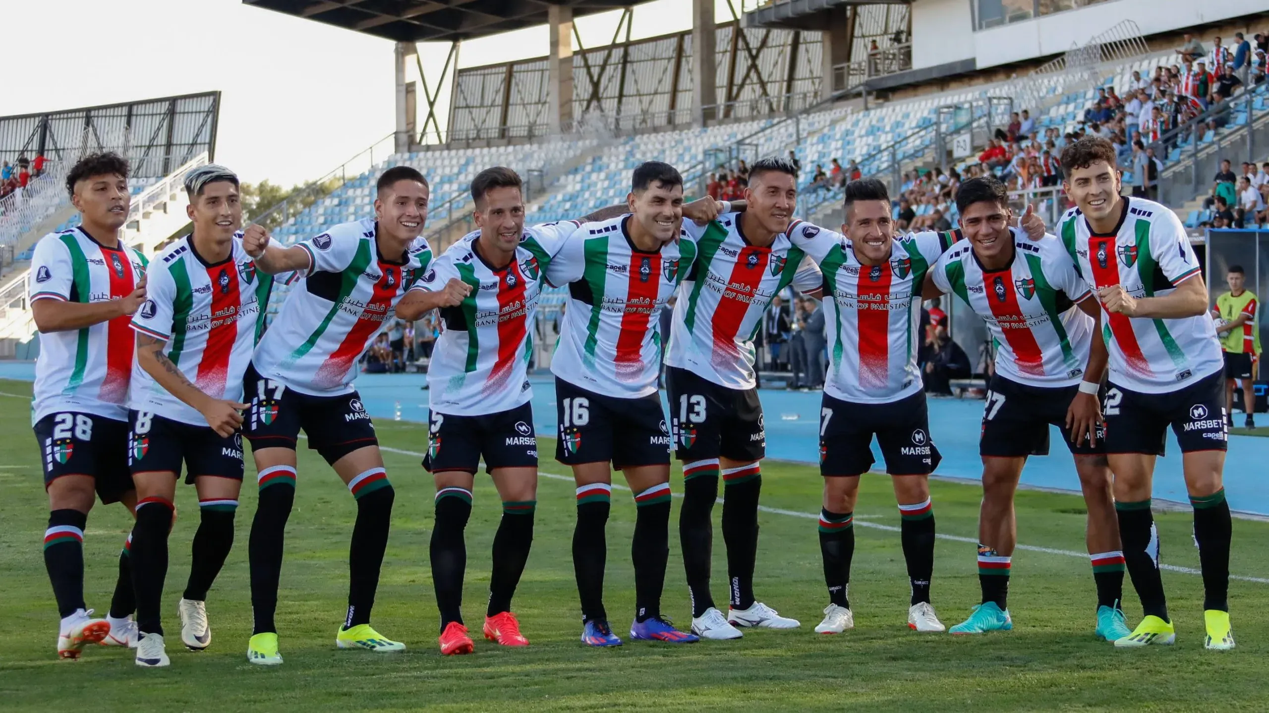 Palestino celebrando el gol de Junior Marabel en El Teniente frente a Portuguesa (Photosport)