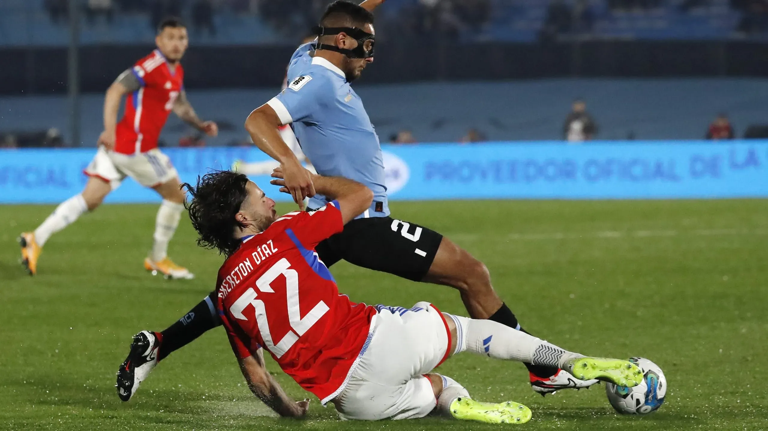 Ben Brereton Diaz disputando el balón contra Sebastián Cáceres de Uruguay (Photosport)