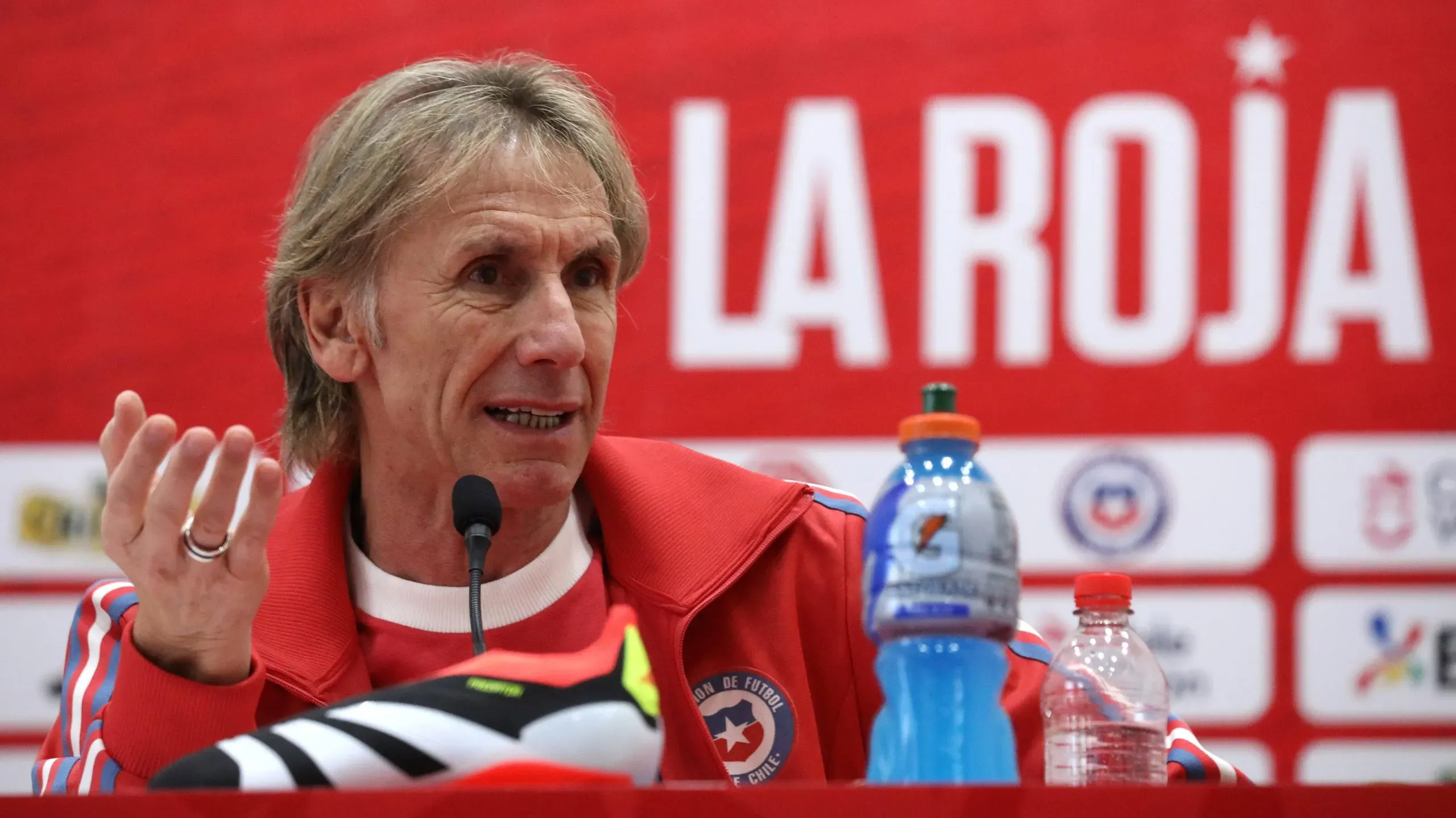 Ricardo Gareca entregando la nómina de la selección (Photosport)