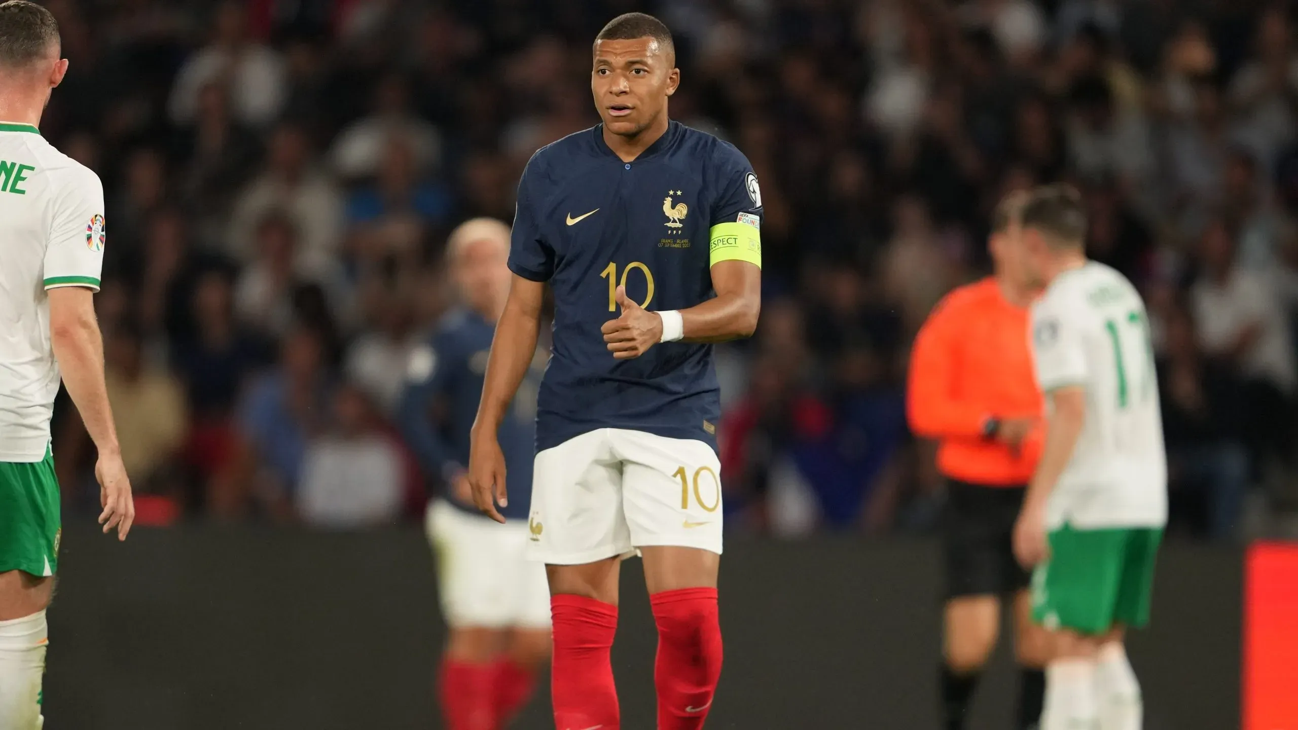 Kylian Mbappé luciendo la cinta de capitán de la Selección de Francia. @equipedefrance