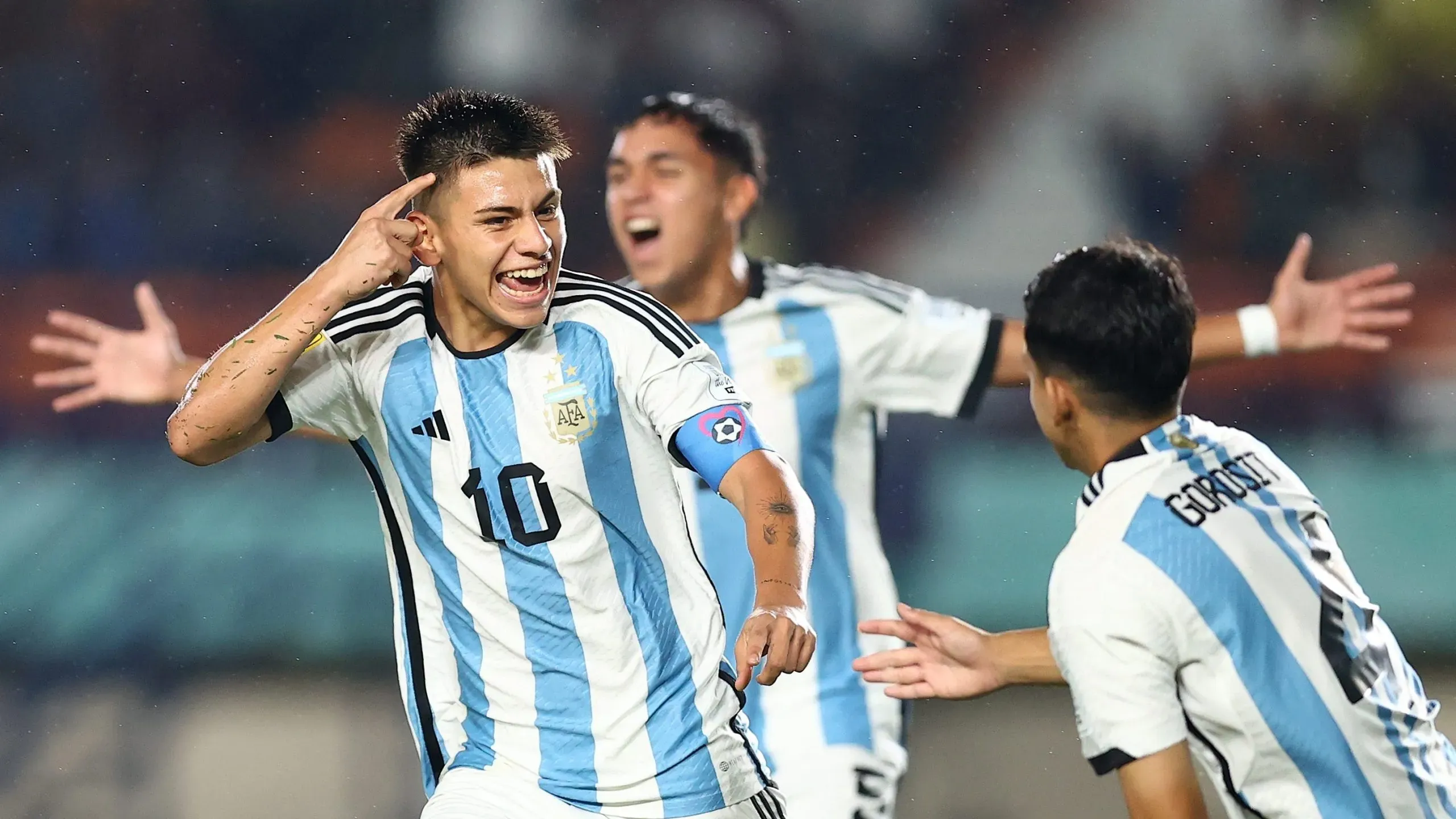 Echeverri celebra su gol con la Selección Sub 17. (@Argentina)