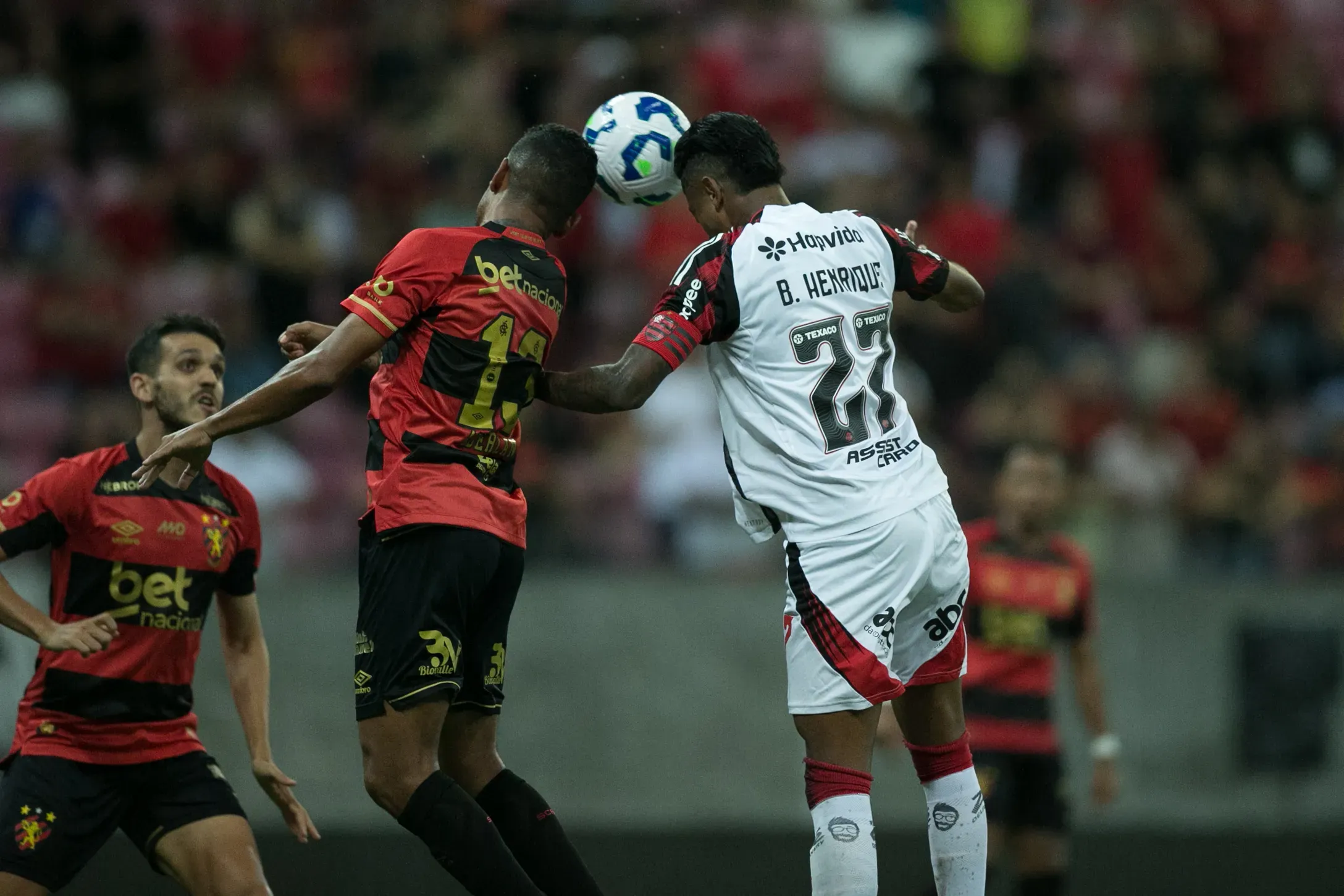 Bola aérea foi arma fatal do Fla na temporada. Foto: Marlon Costa/AGIF