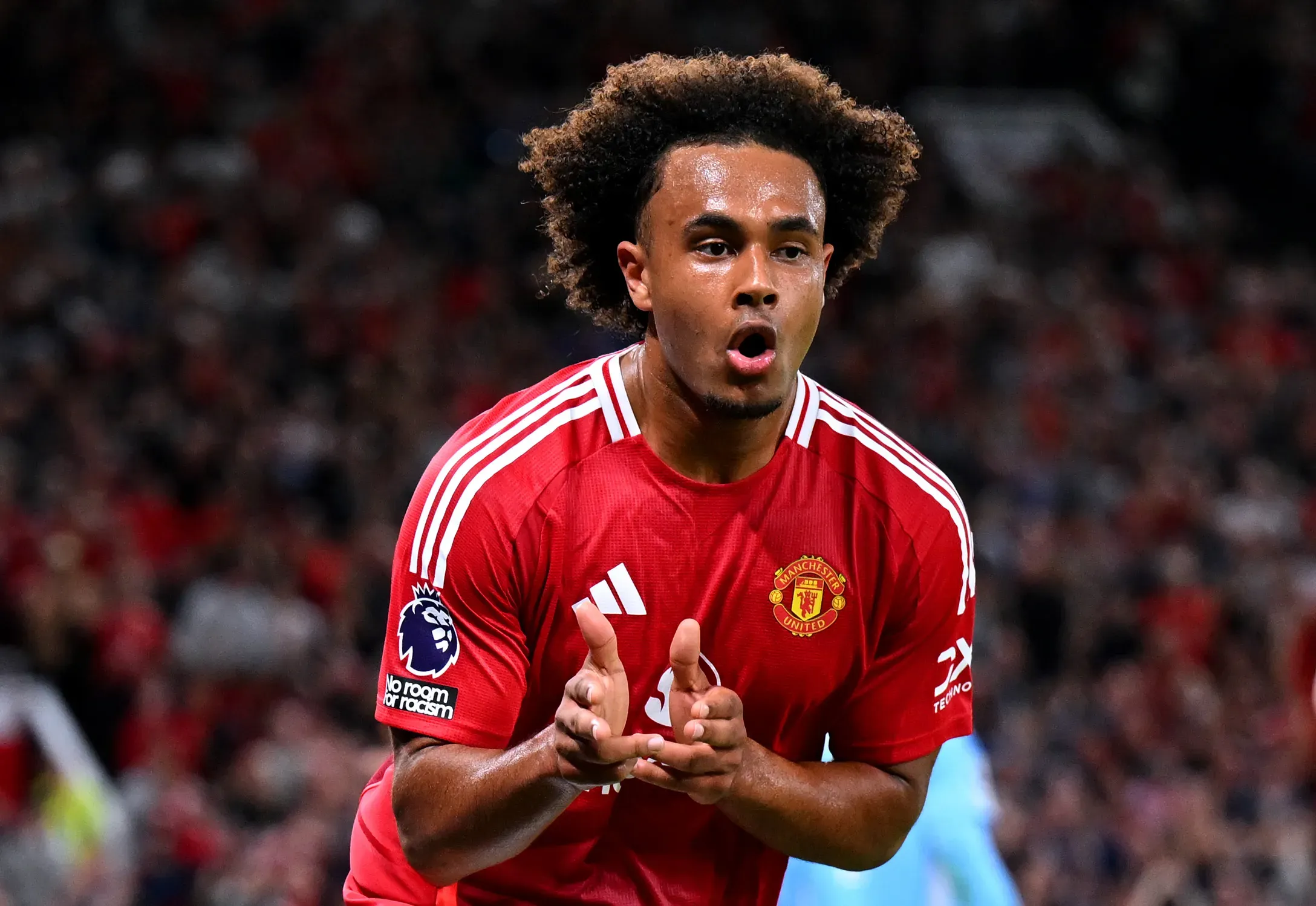 Zirkzee comemorando gol pelo Manchester United com a camisa vermelha (Photo by Michael Regan/Getty Images)