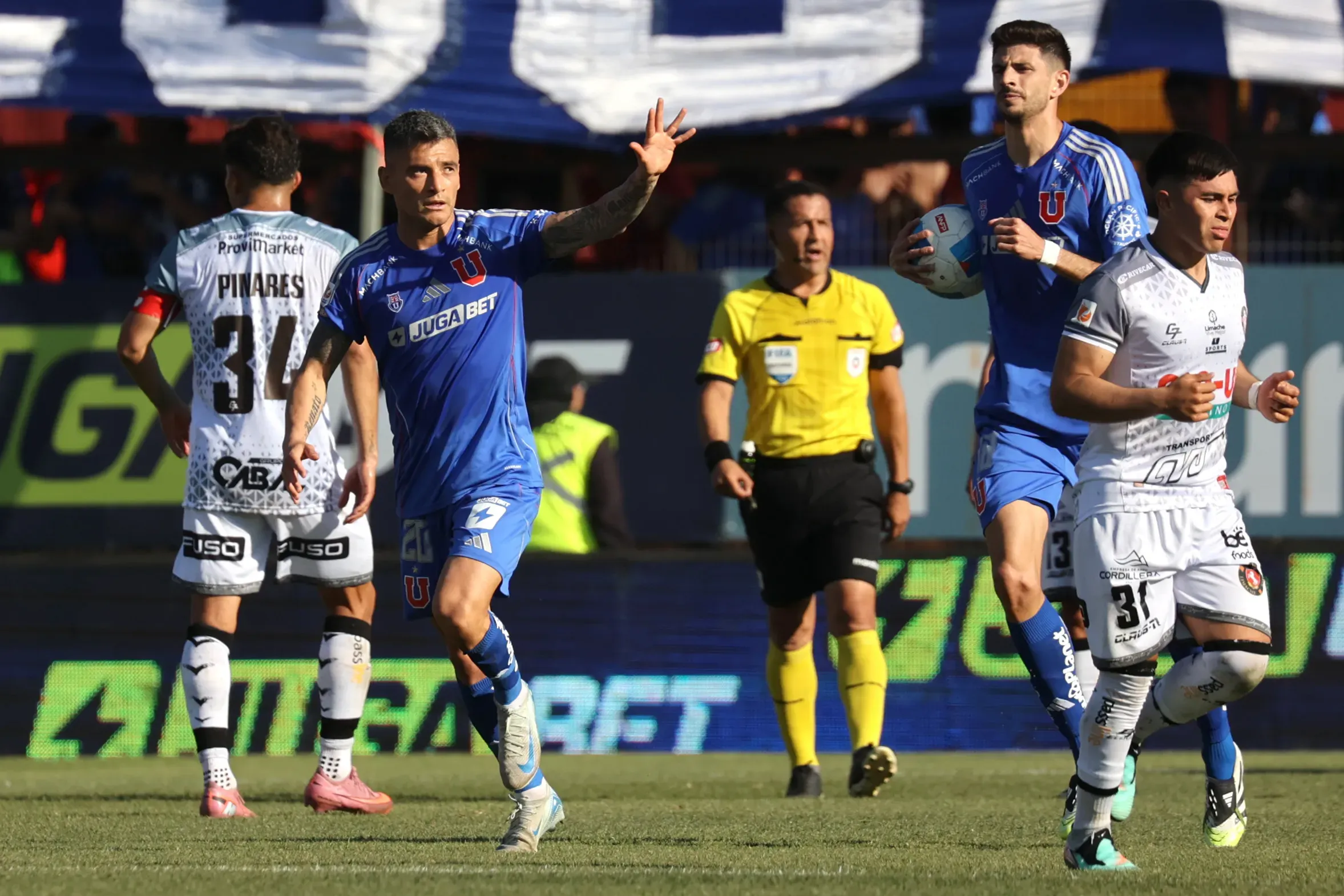 Charles Aránguiz marcó en la victoria ante Deportes Limache. Foto: Dragomir Yankovic/Photosport