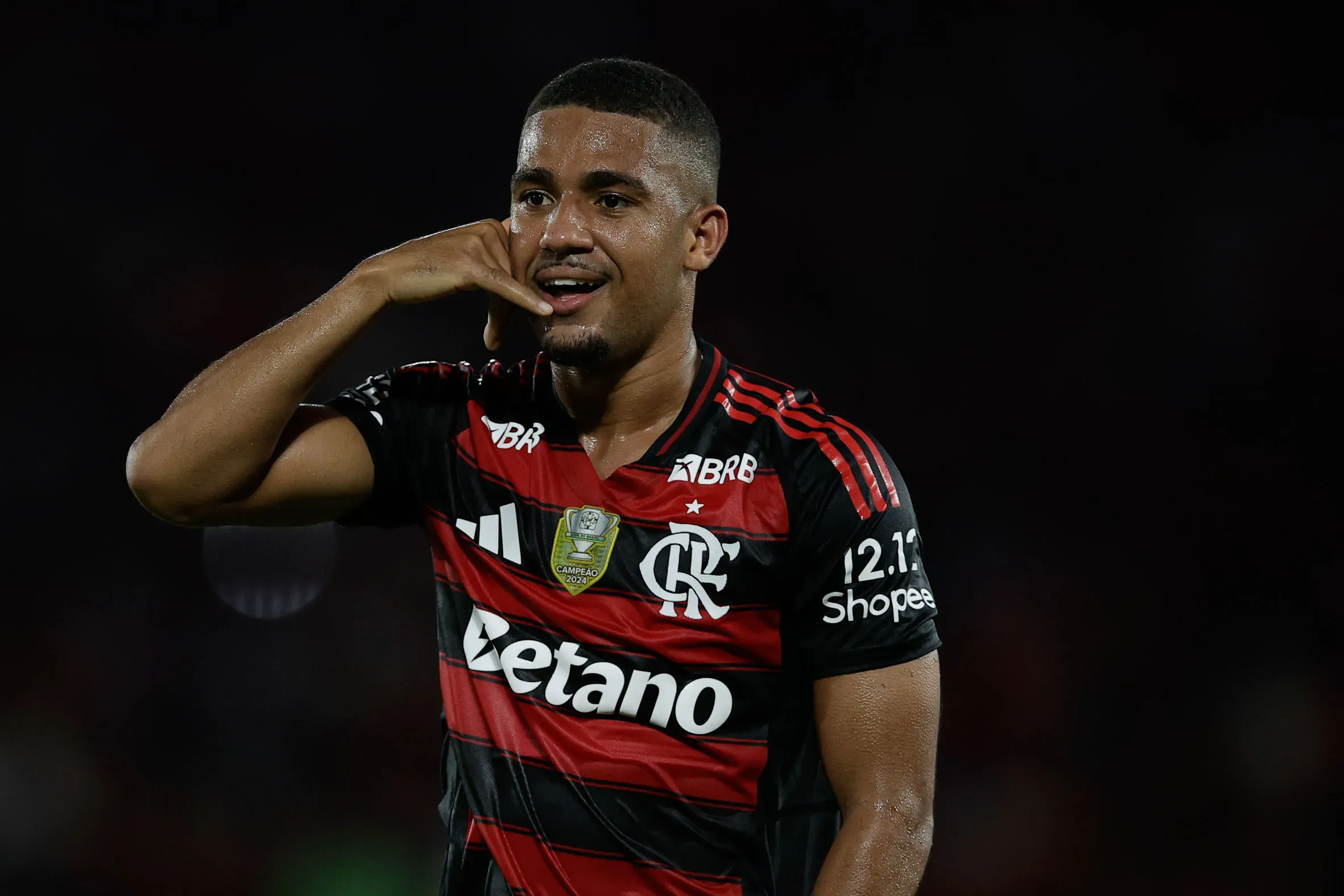 RJ – RIO DE JANEIRO – 03/12/2025 – BRASILEIRO A 2025, FLAMENGO X CEARA – Samuel Lino jogador do Flamengo comemora seu gol durante partida contra o Ceara no estadio Maracana pelo campeonato Brasileiro A 2025.