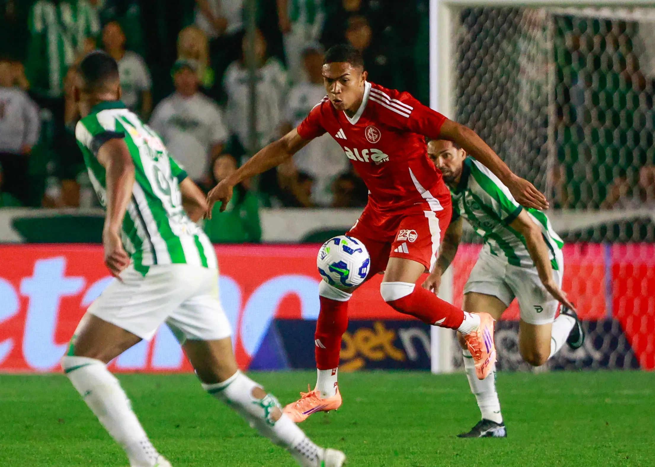 Luis Otávio, jogador do Internacional que foi transferido – Foto: Luiz Erbes/AGIF