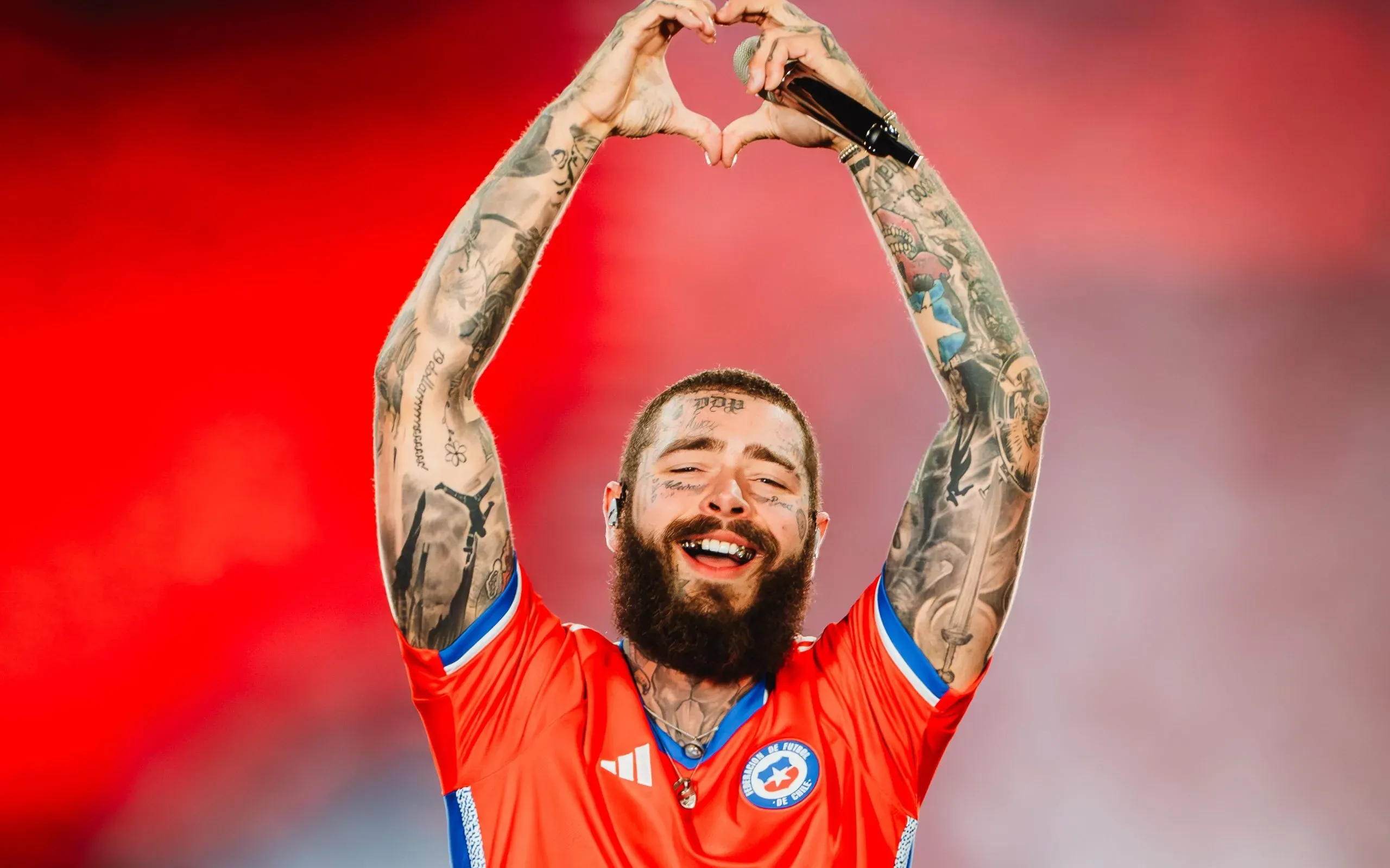 Post Malone también salió al escenario de La Florida con la camiseta de la selección chilena (Guillermo Salazar).