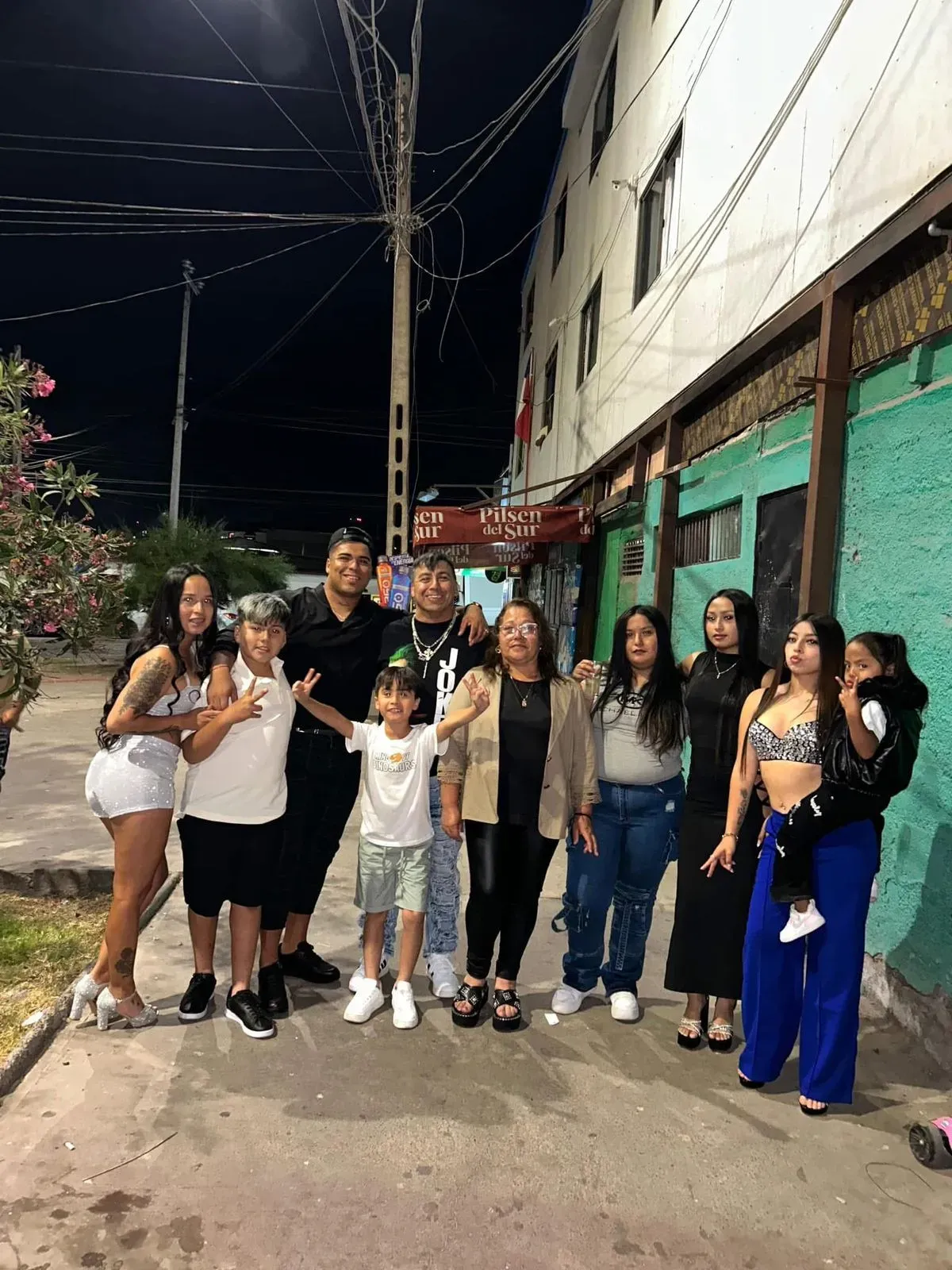 Bórquez junto a sus seres queridos que lo han apañado en su carrera