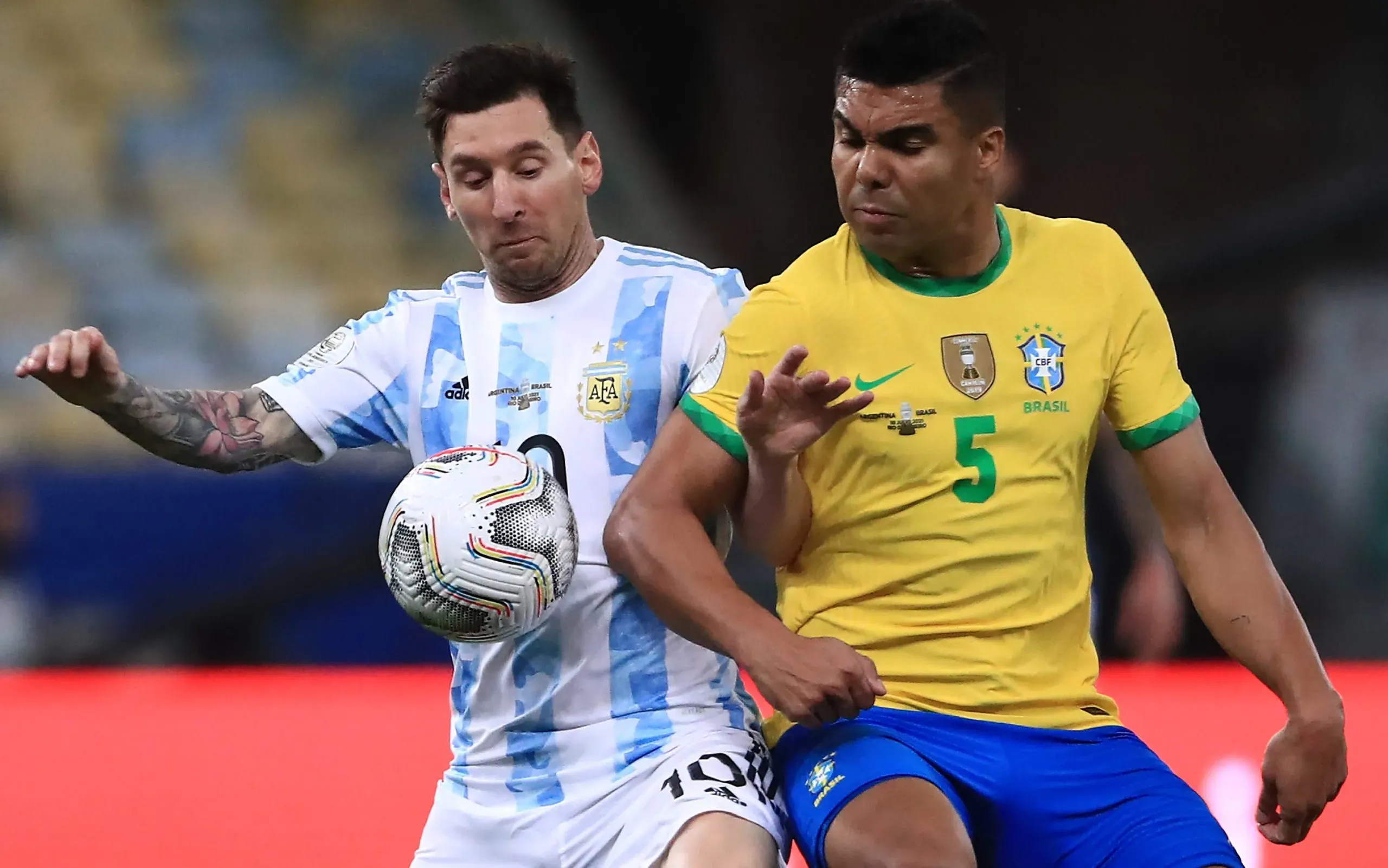 Casemiro contra Lionel Messi en la Final de la Copa América del 2021 en Río de Janeiro. Getty Images.