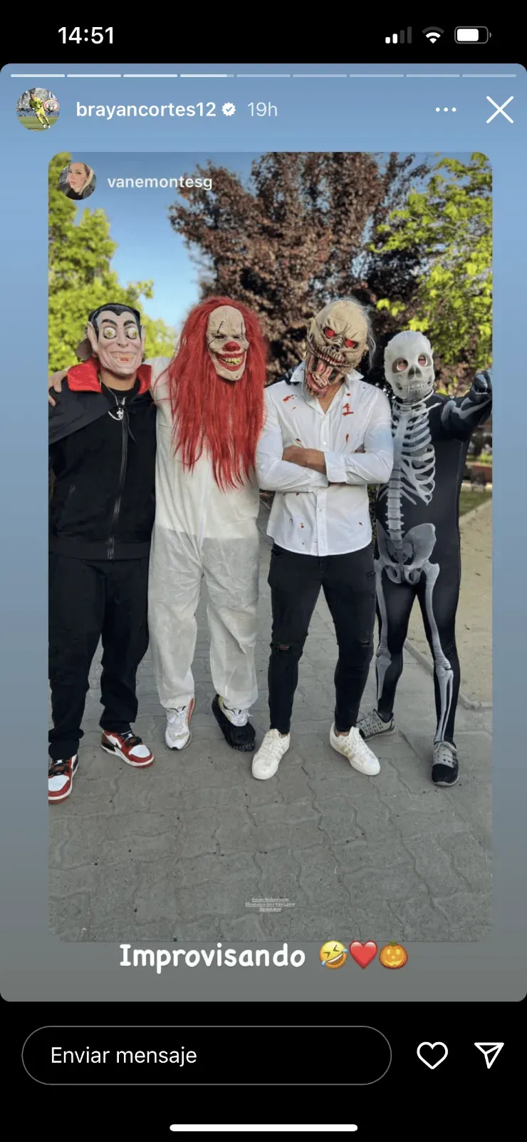 Brayan Cortés (camisa blanca y pantalón negro) improvisó con una terrorífica máscara.