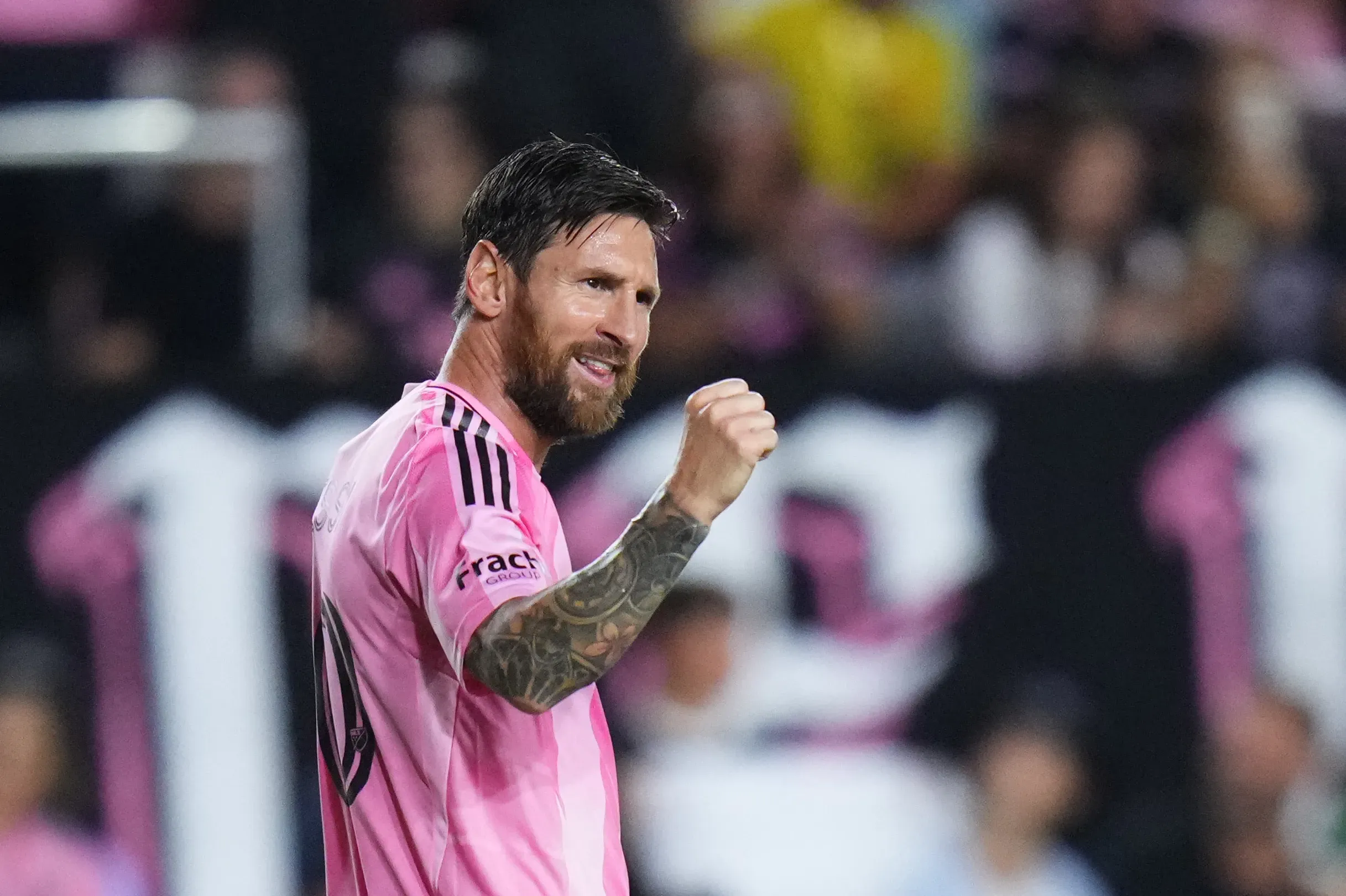 Messi celebrando com a camisa tradicional do Inter Miami (Photo by Rich Storry/Getty Images)