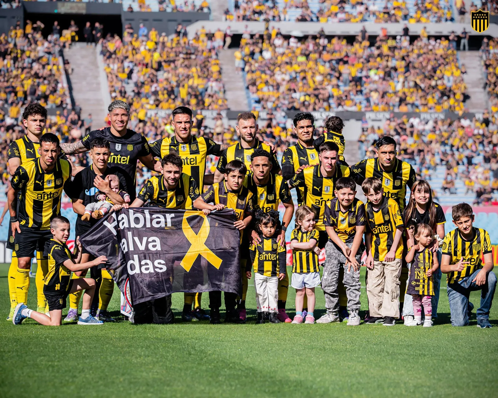 Brayan Cortés junto a sus compañeros en Peñarol. (Foto: @OficialCAP)